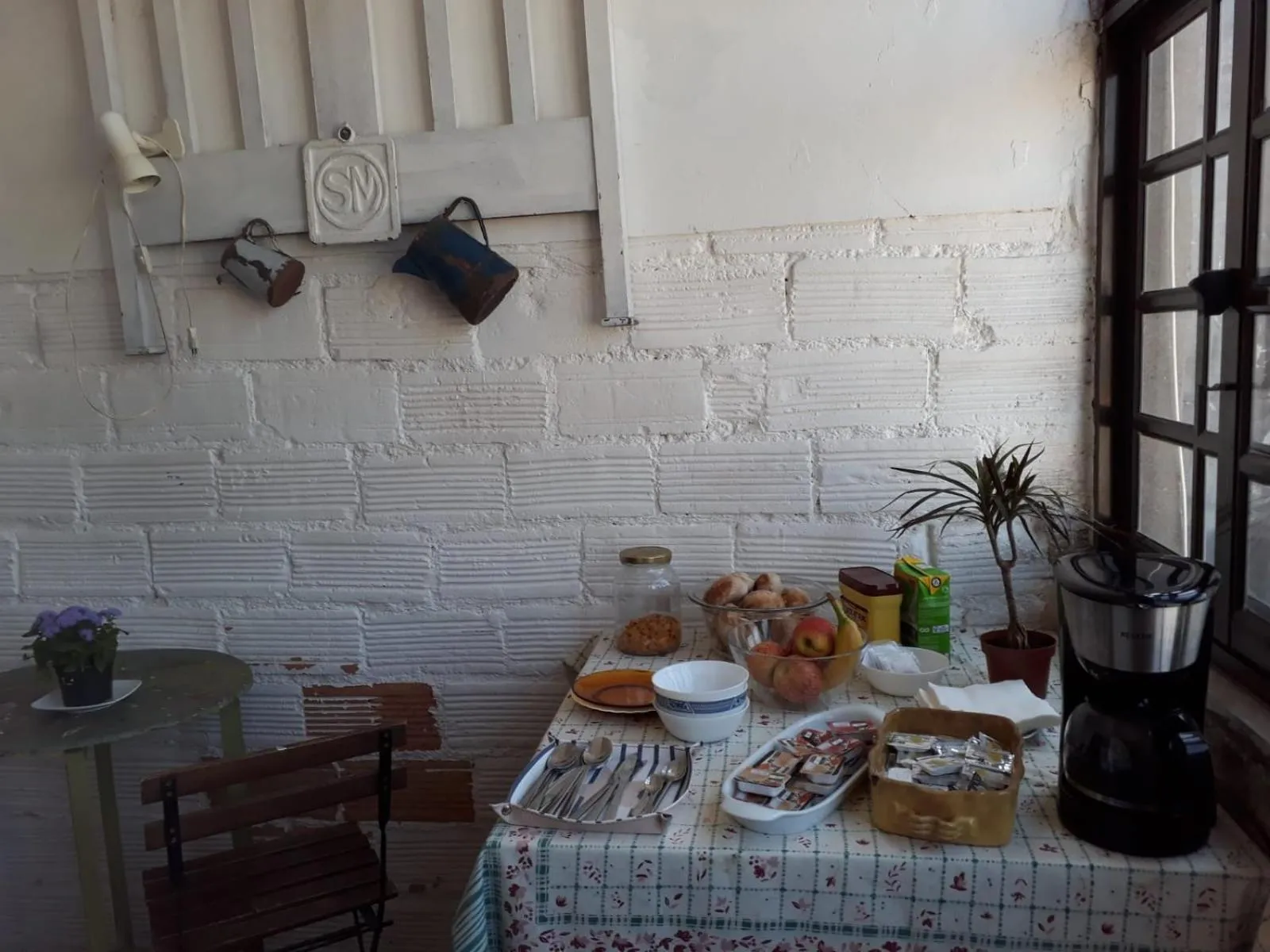Communal kitchen in Family Adams House Hostel