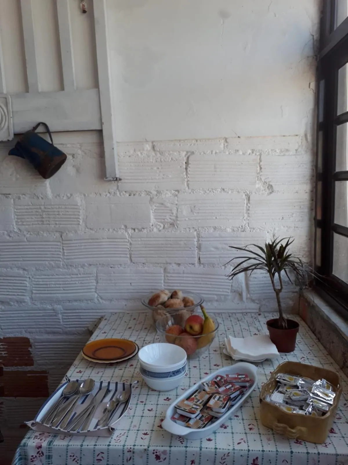 Communal kitchen in Family Adams House Hostel