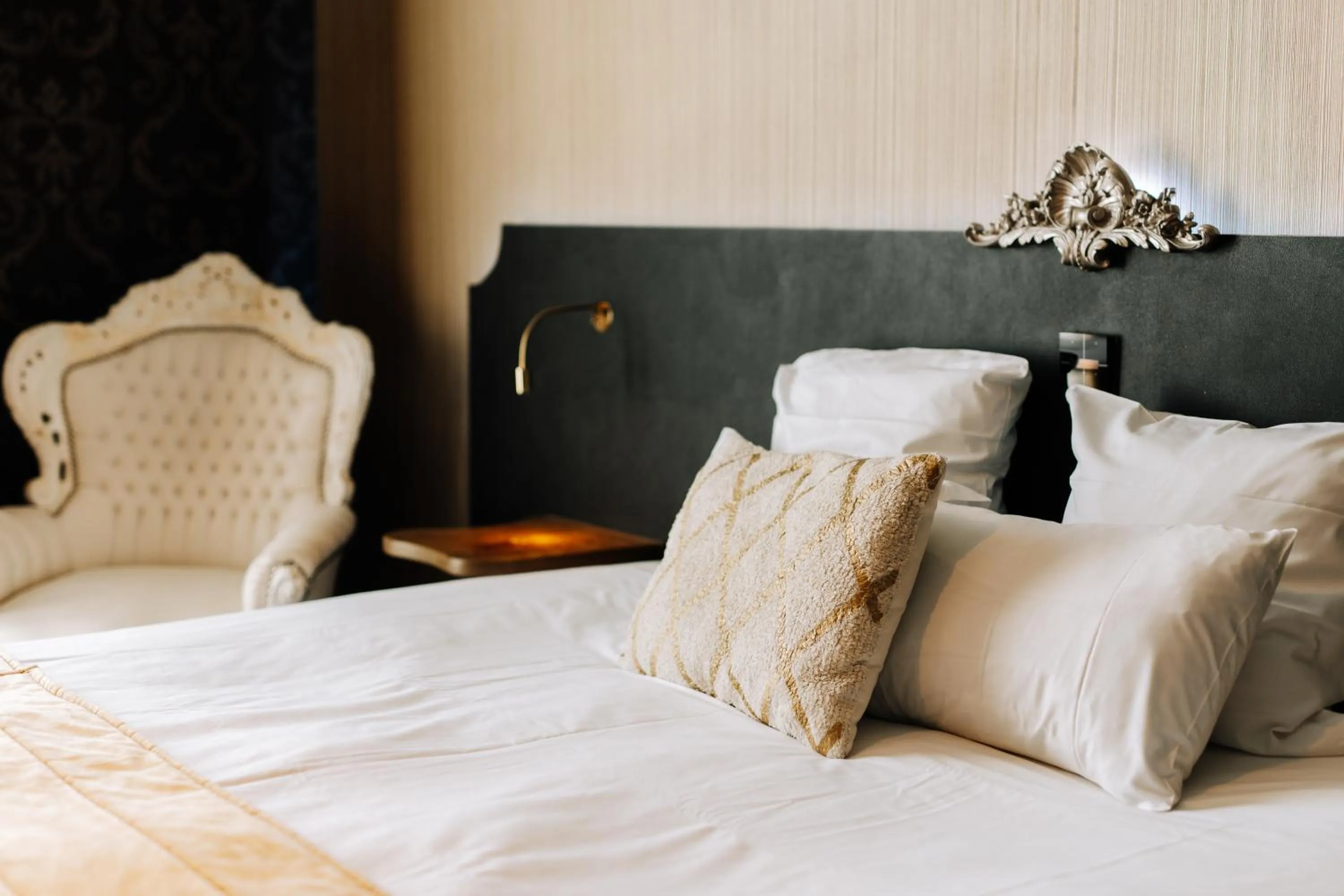 Bedroom, Bed in Le Chateau de Namur