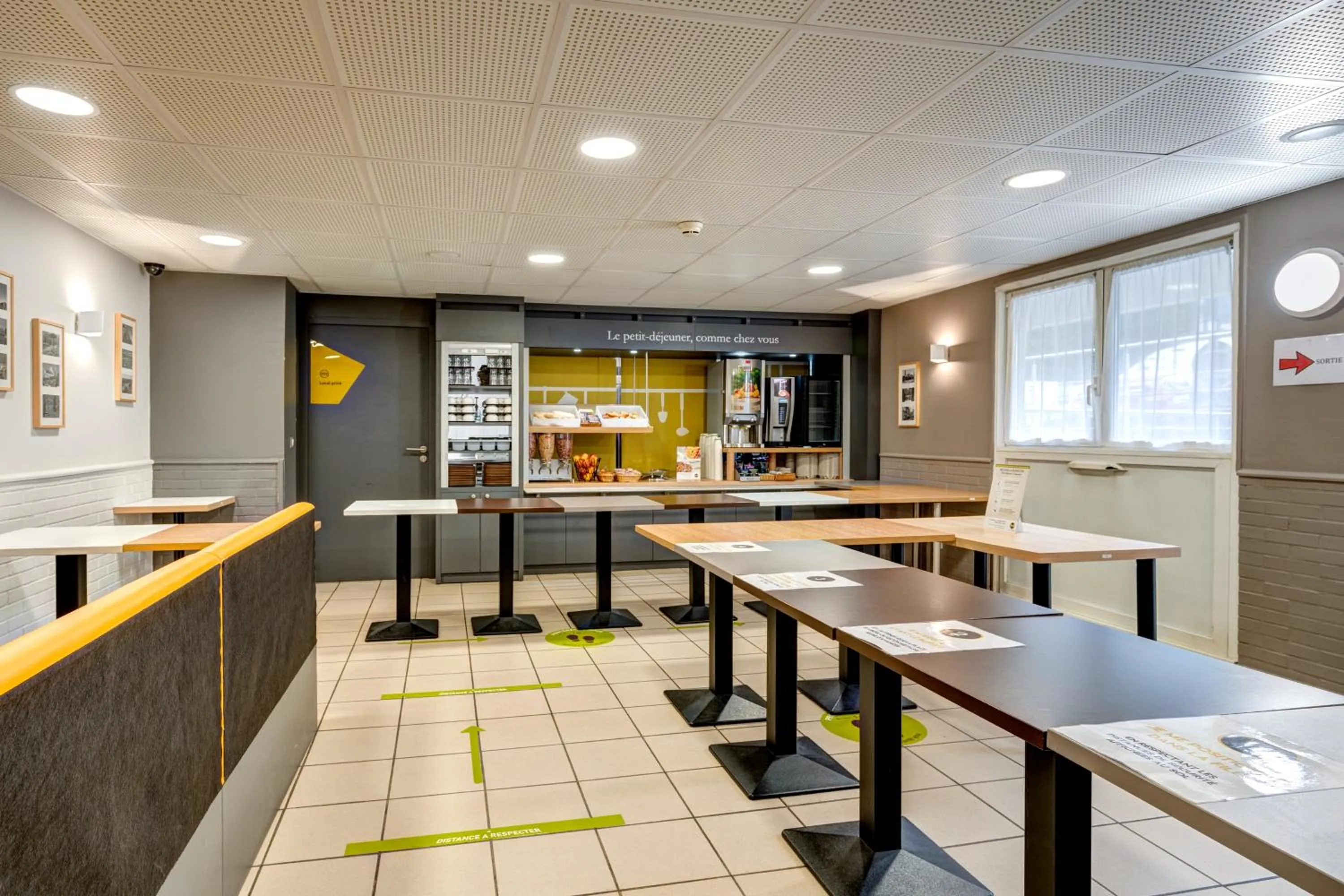 Breakfast in B&B HOTEL Louveciennes