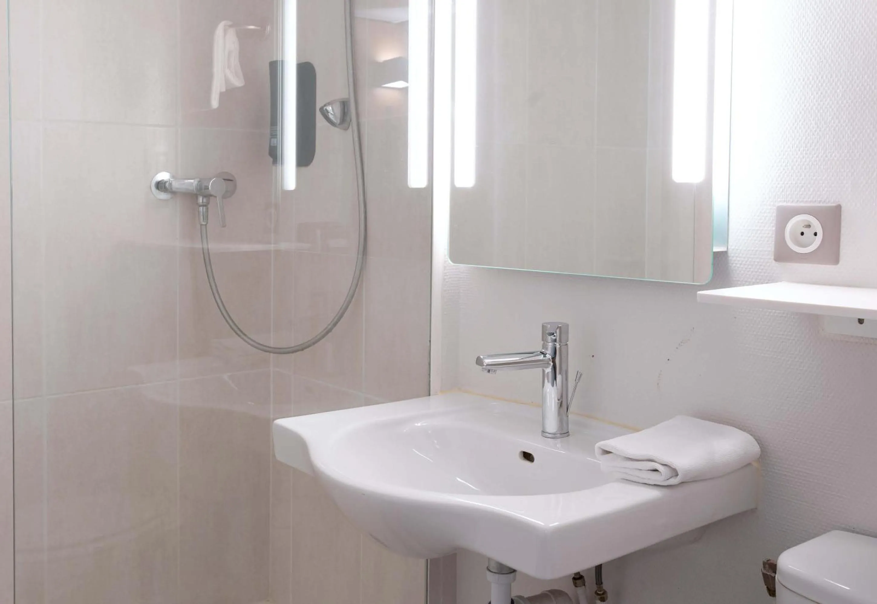 Bathroom in B&B HOTEL Louveciennes