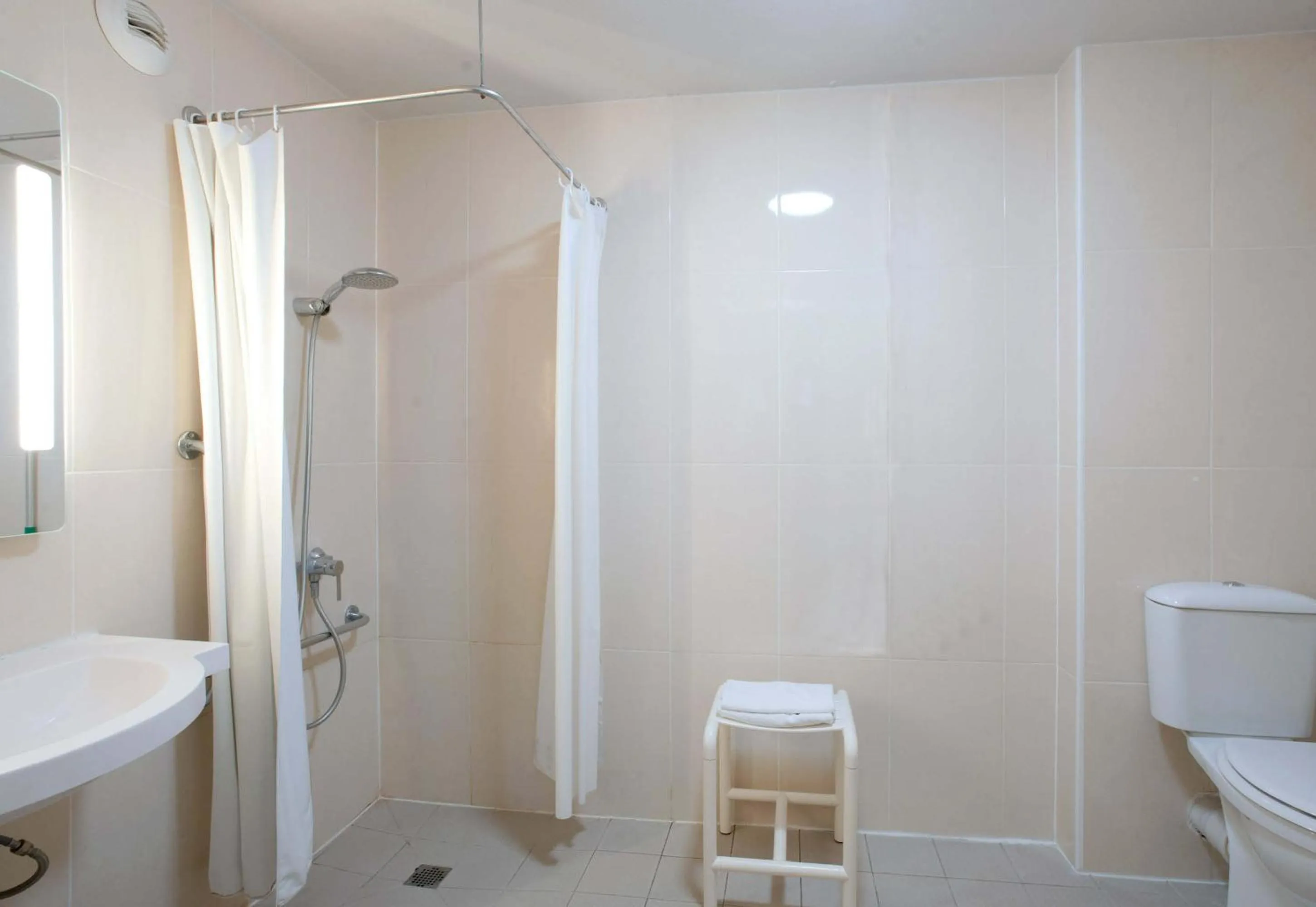 Bathroom in B&B HOTEL Louveciennes