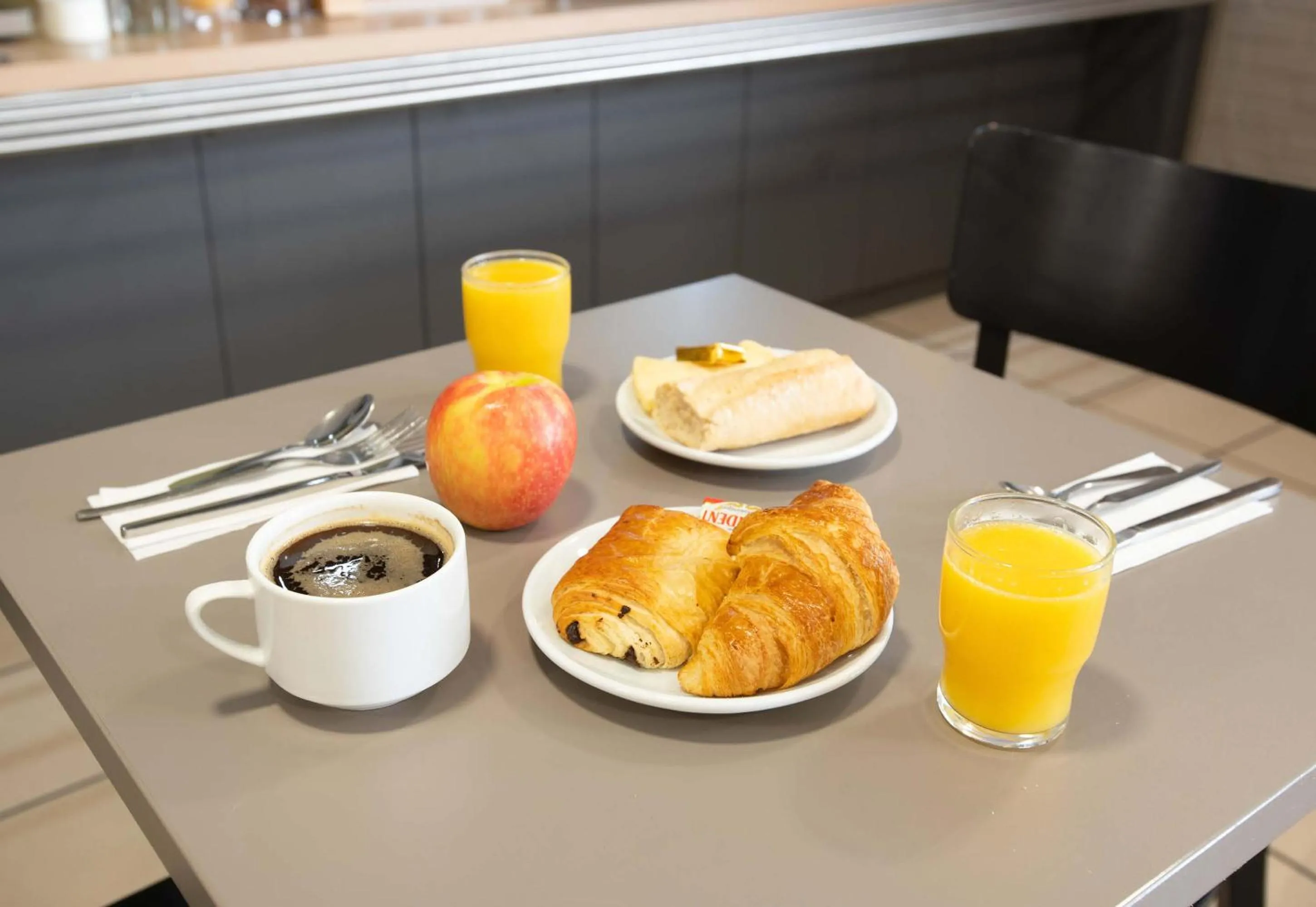 Breakfast in B&B HOTEL Louveciennes