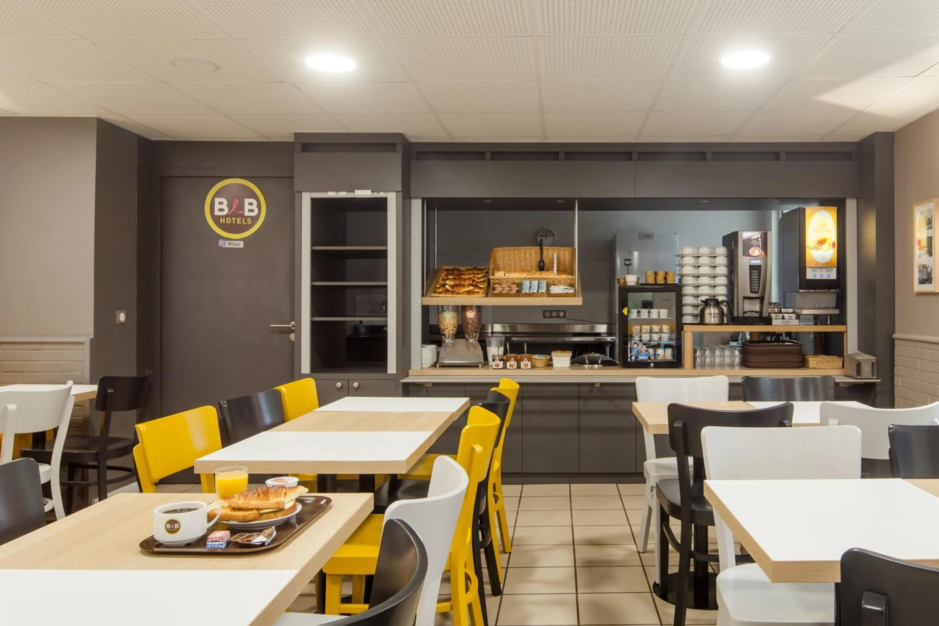 Breakfast in B&B HOTEL Louveciennes