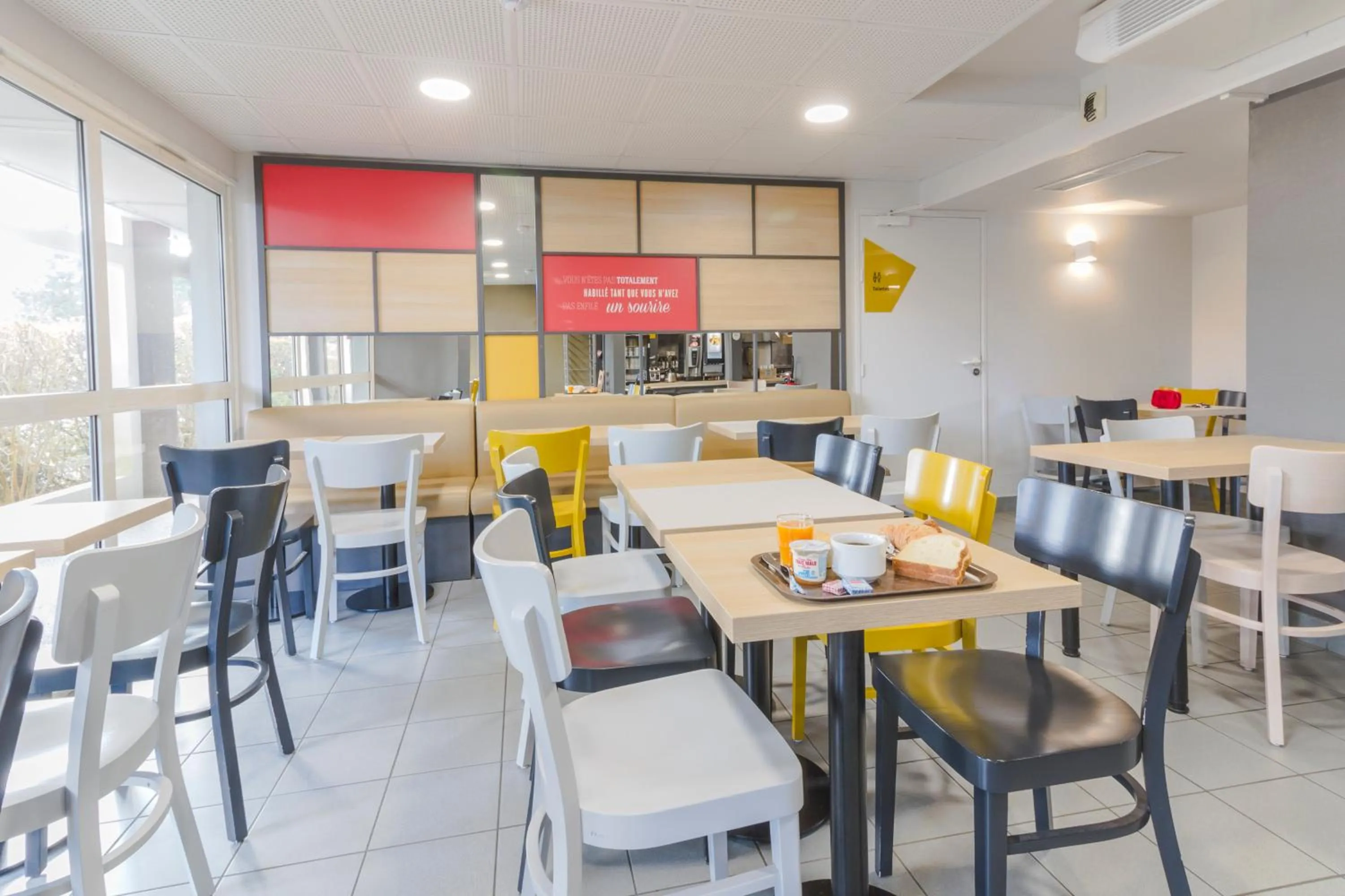 Buffet breakfast in B&B HOTEL Boulogne-sur-Mer Saint-Martin