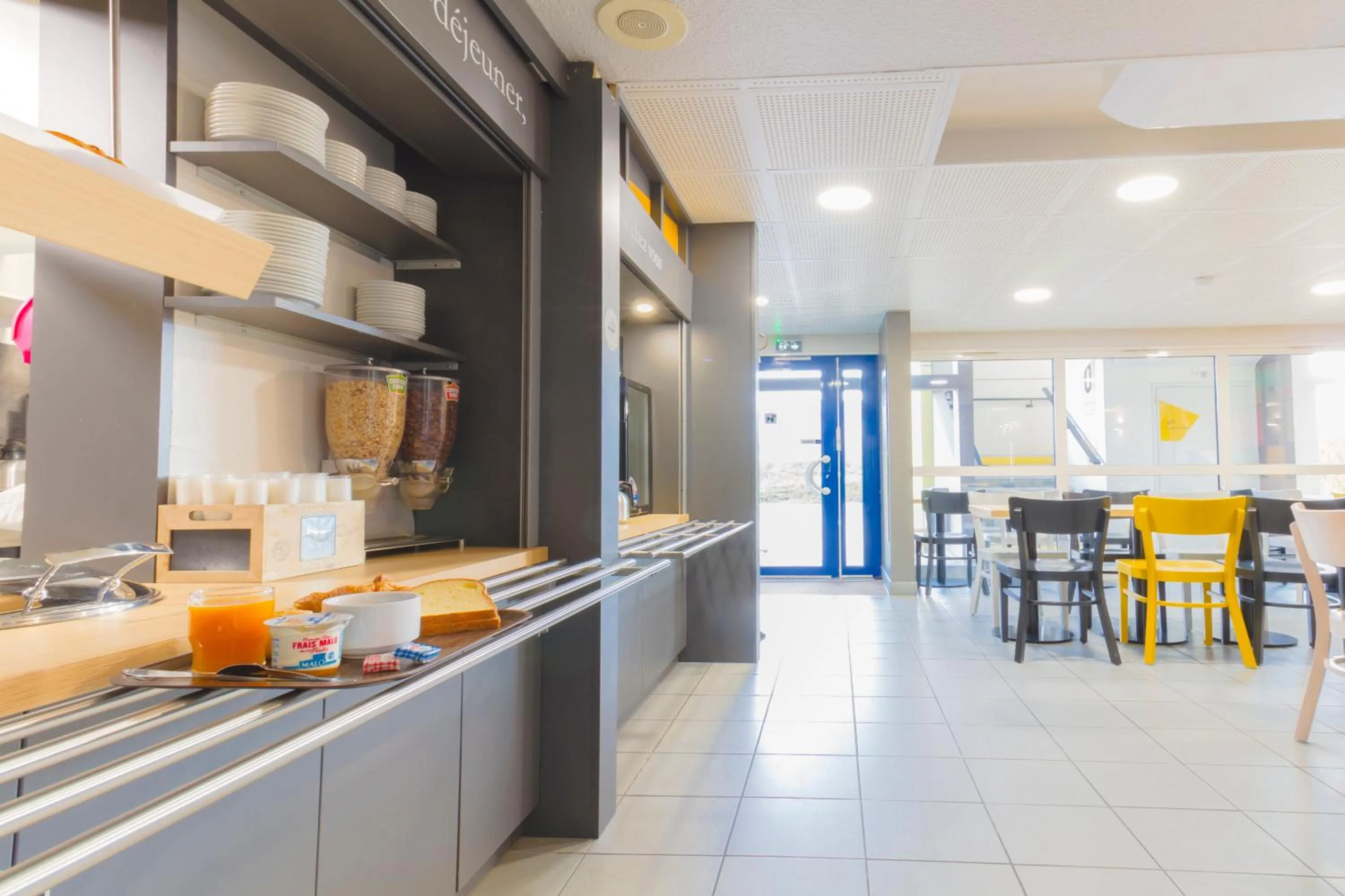 Buffet breakfast in B&B HOTEL Boulogne-sur-Mer Saint-Martin