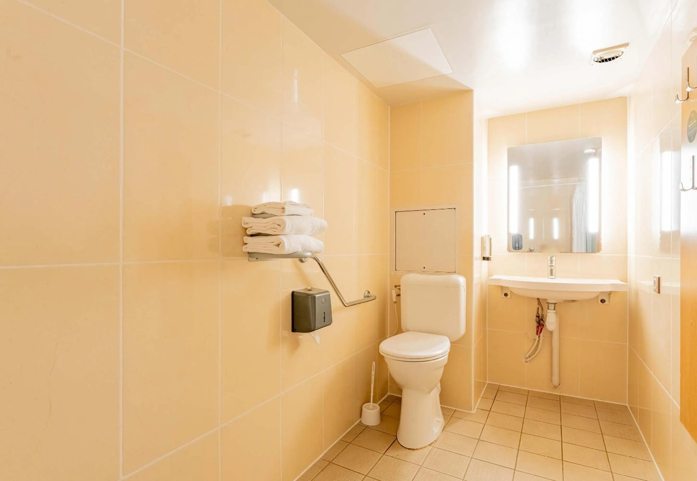 Bathroom in B&B HOTEL Boulogne-sur-Mer Saint-Martin