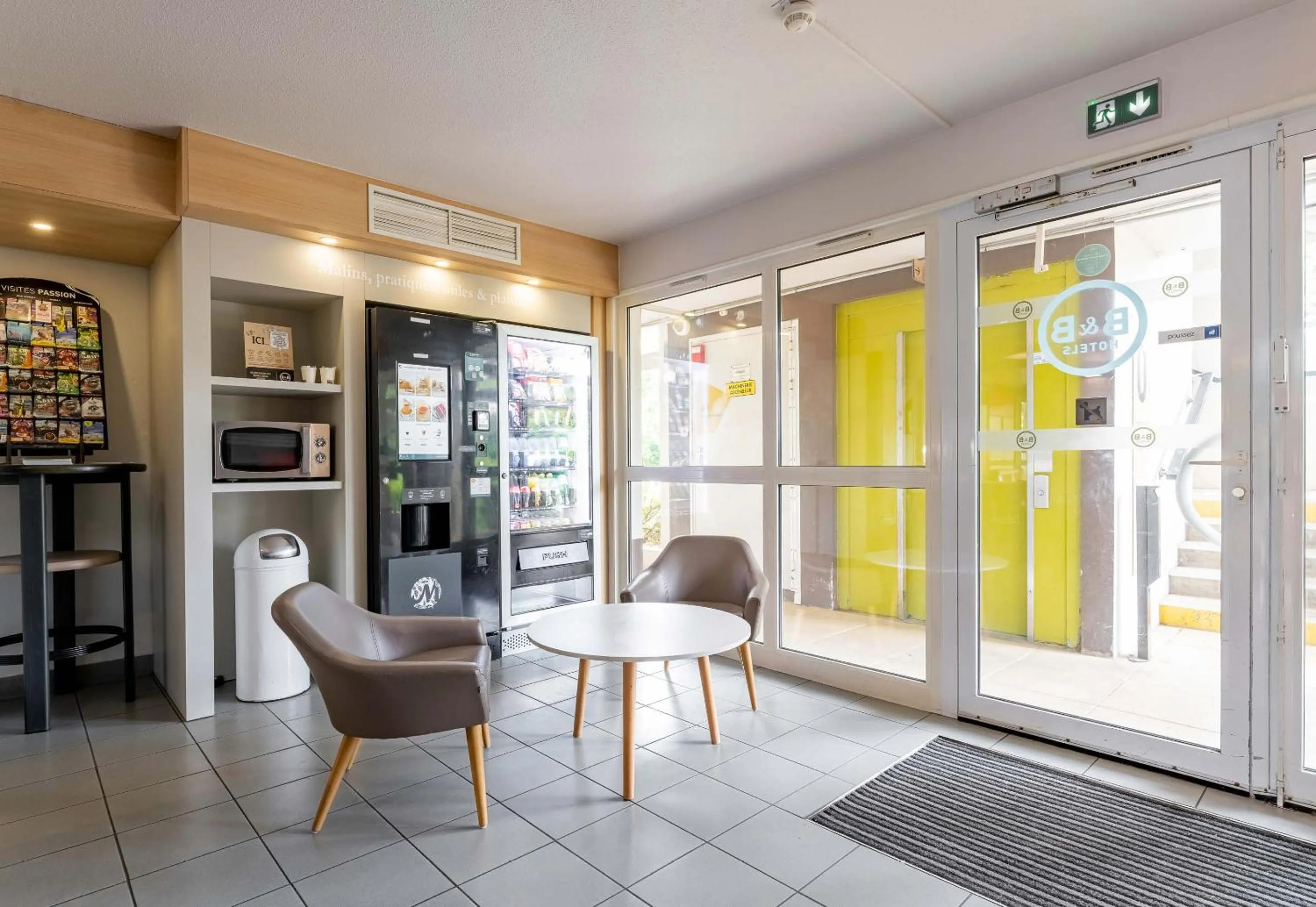 Seating area in B&B HOTEL Boulogne-sur-Mer Saint-Martin