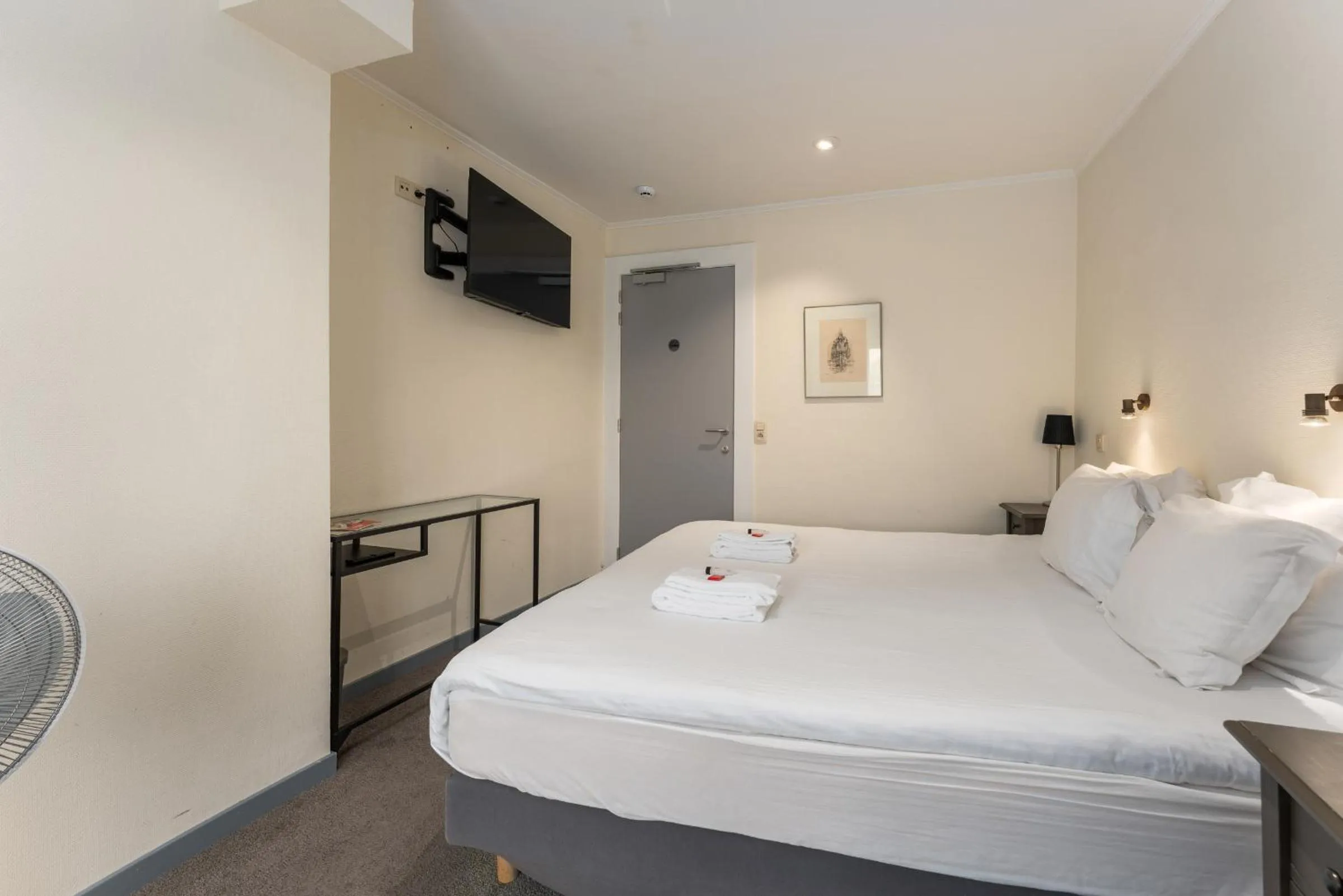 Photo of the whole room, Bed in Hotel de Pauw