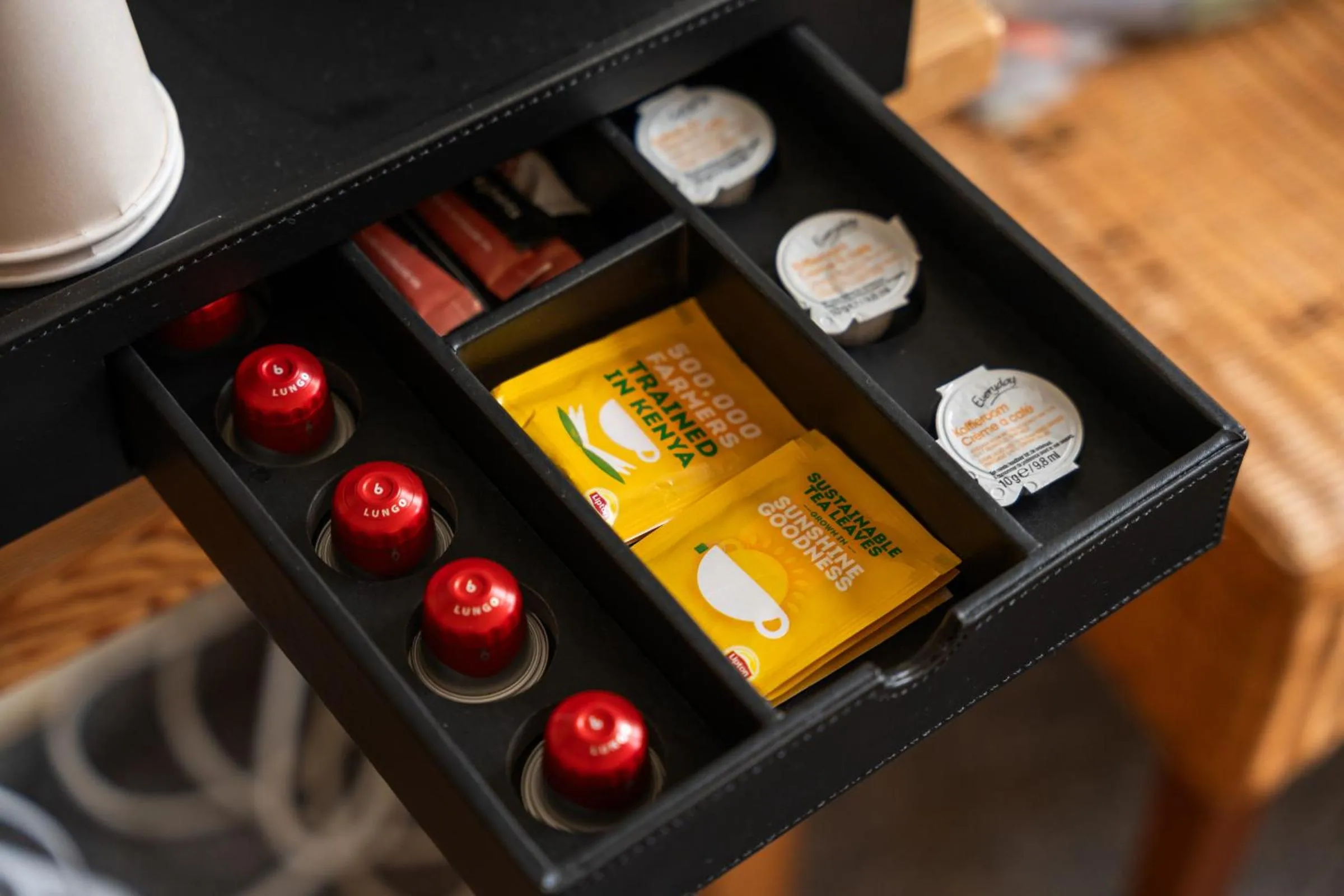 Coffee/tea facilities in Hotel de Pauw
