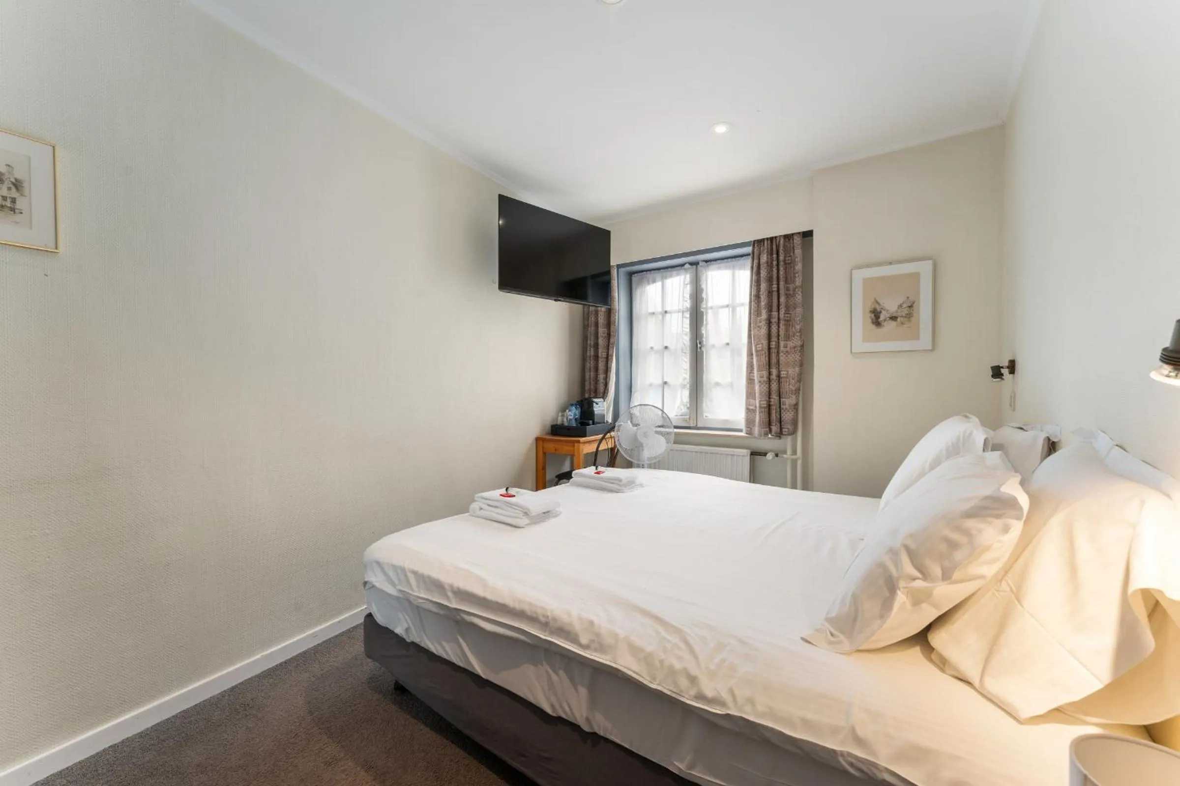 Photo of the whole room, Bed in Hotel de Pauw