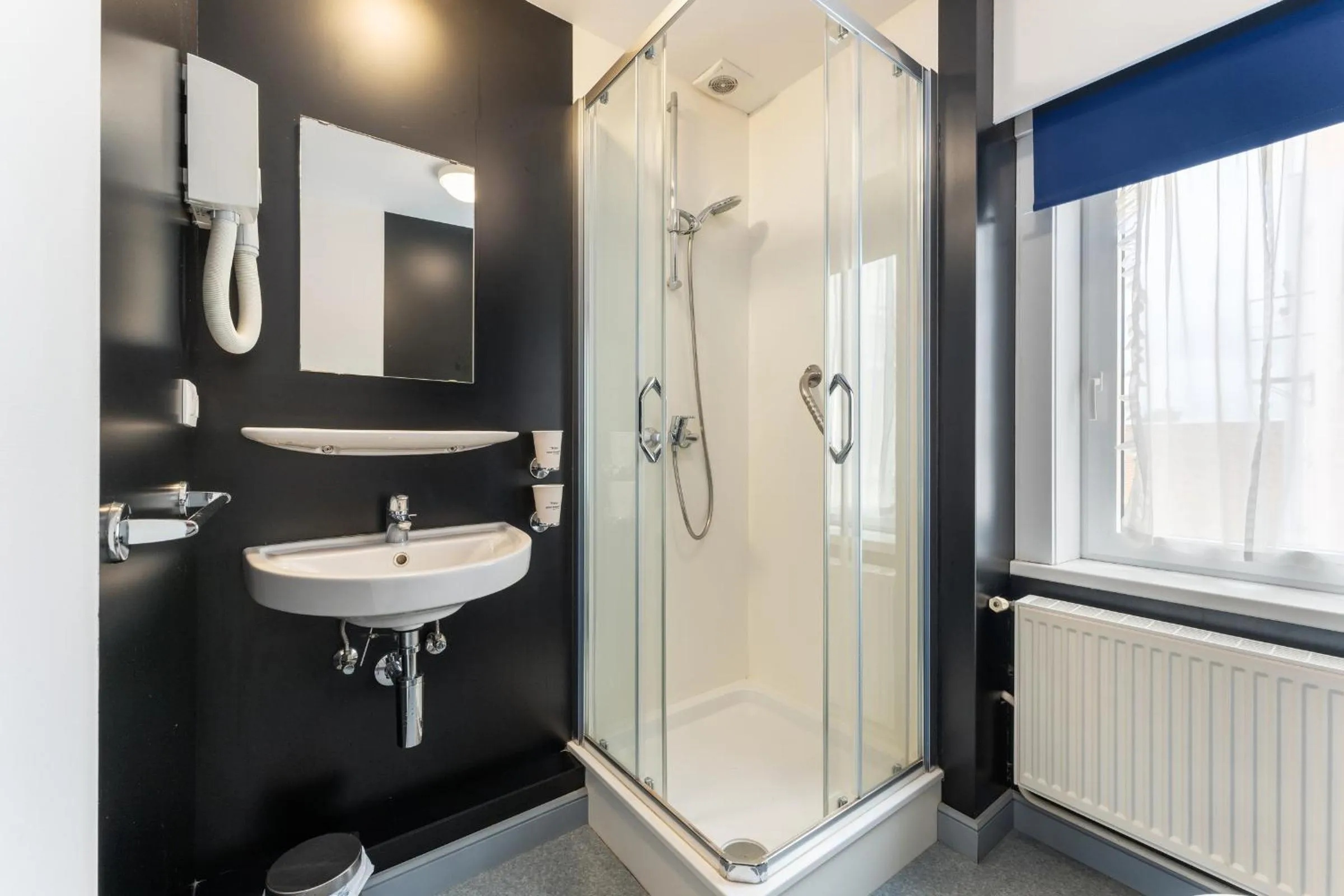 Shower, Bathroom in Hotel de Pauw