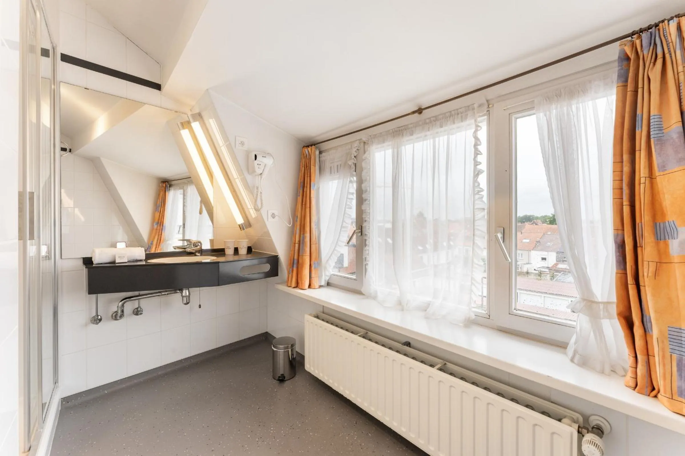 Bathroom, Bed in Hotel de Pauw