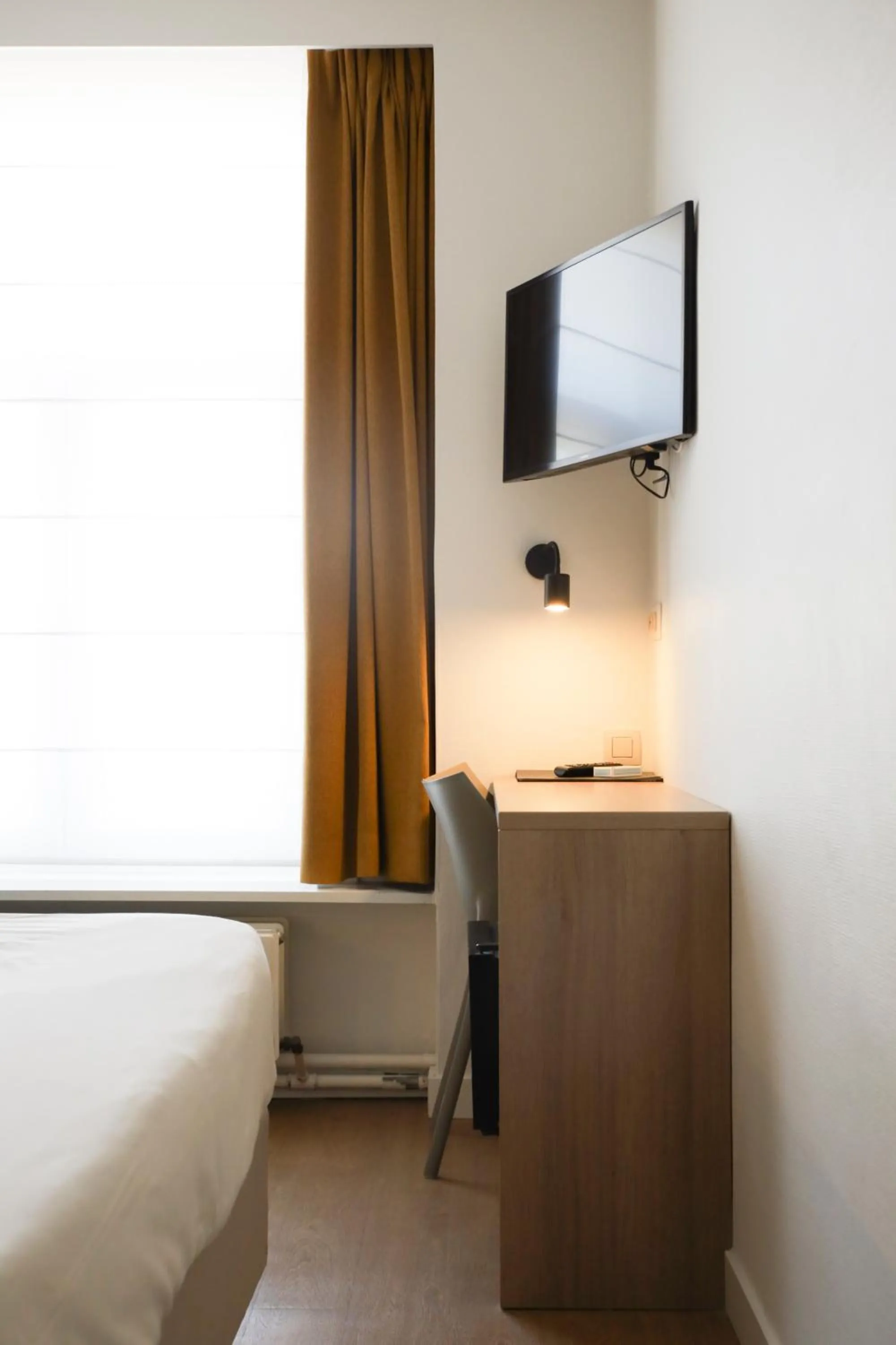 Seating area, Bed in Alfa Inn