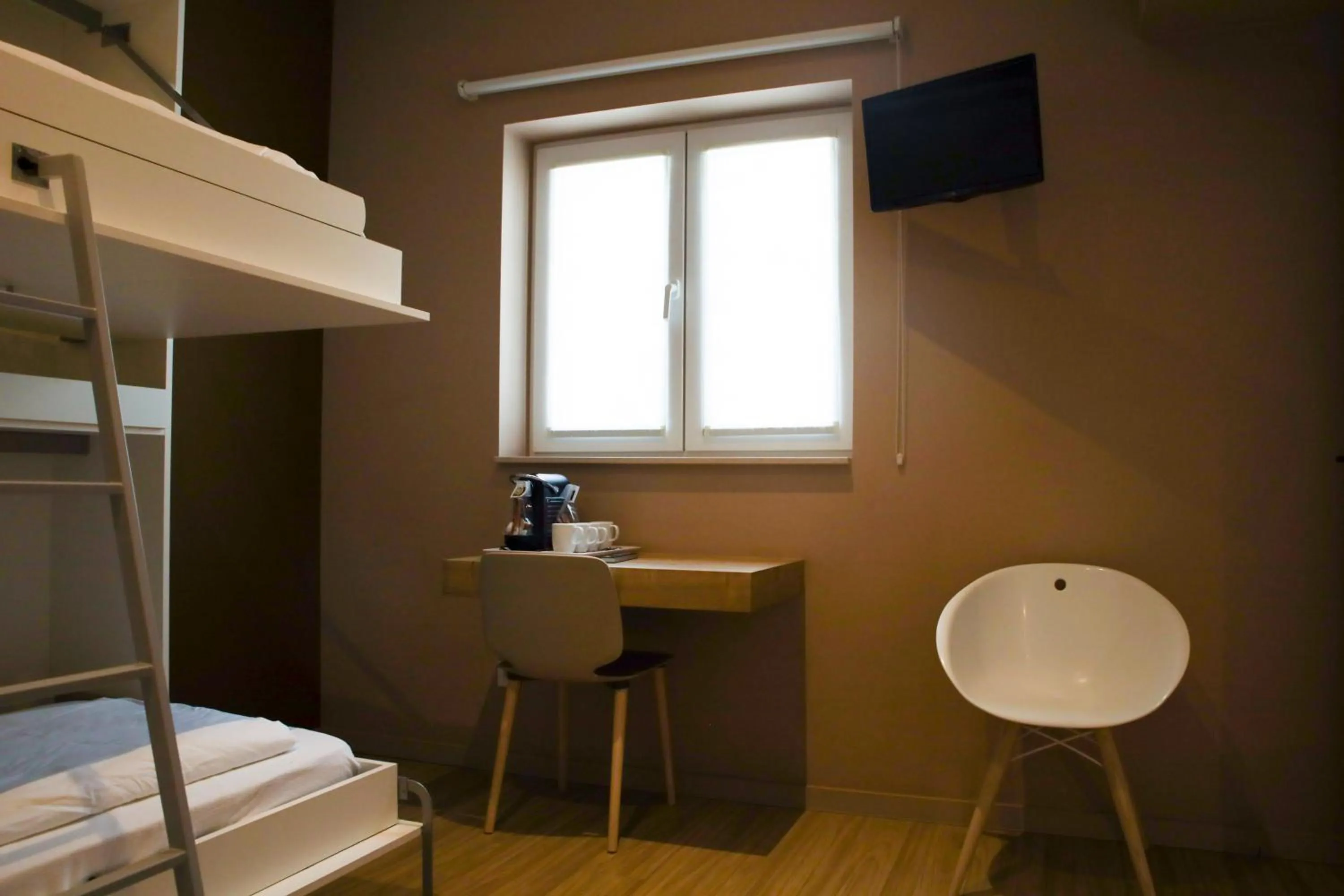 Coffee/tea facilities, Bed in Alfa Inn