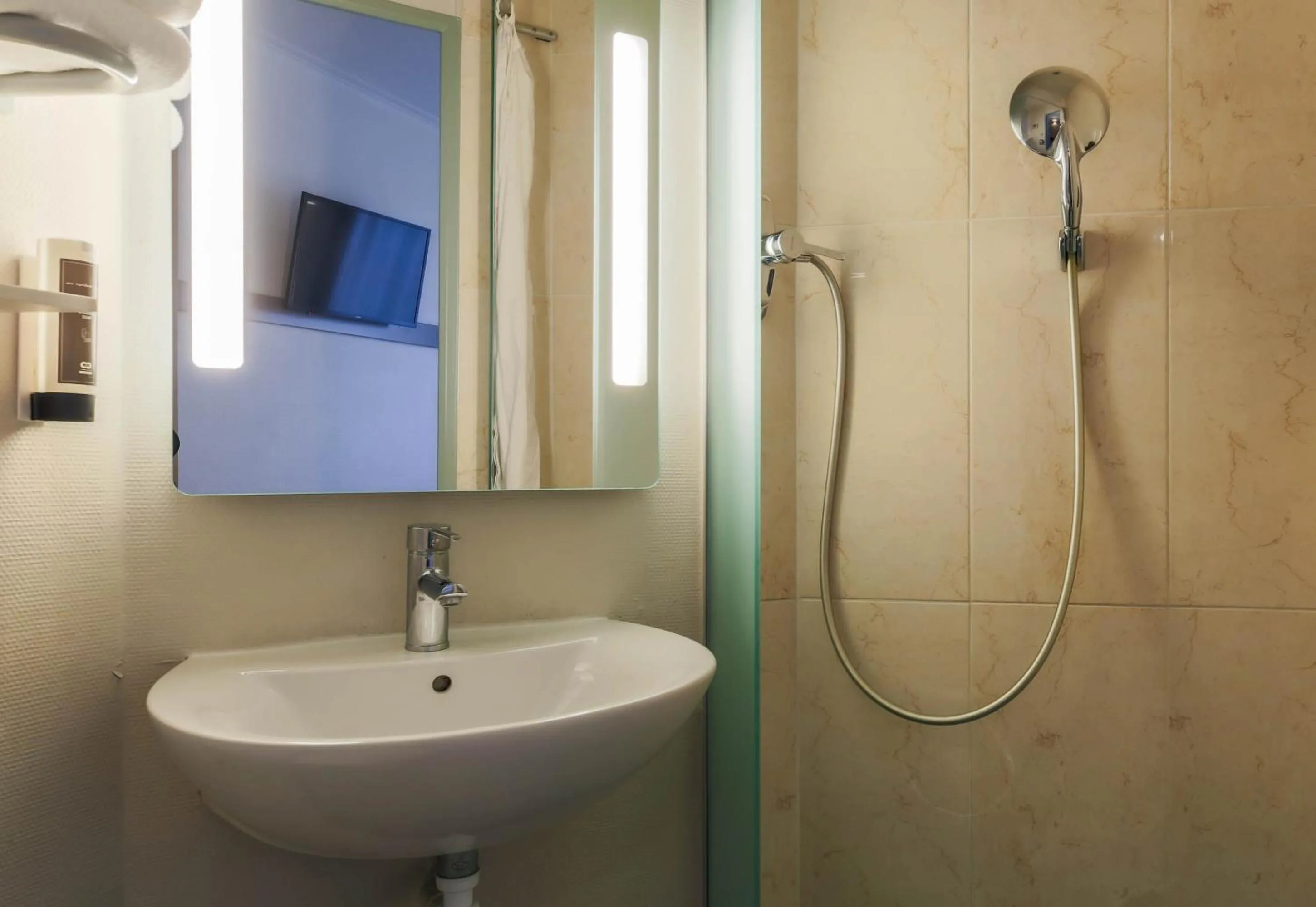 Bathroom in B&B HOTEL Metz Semécourt