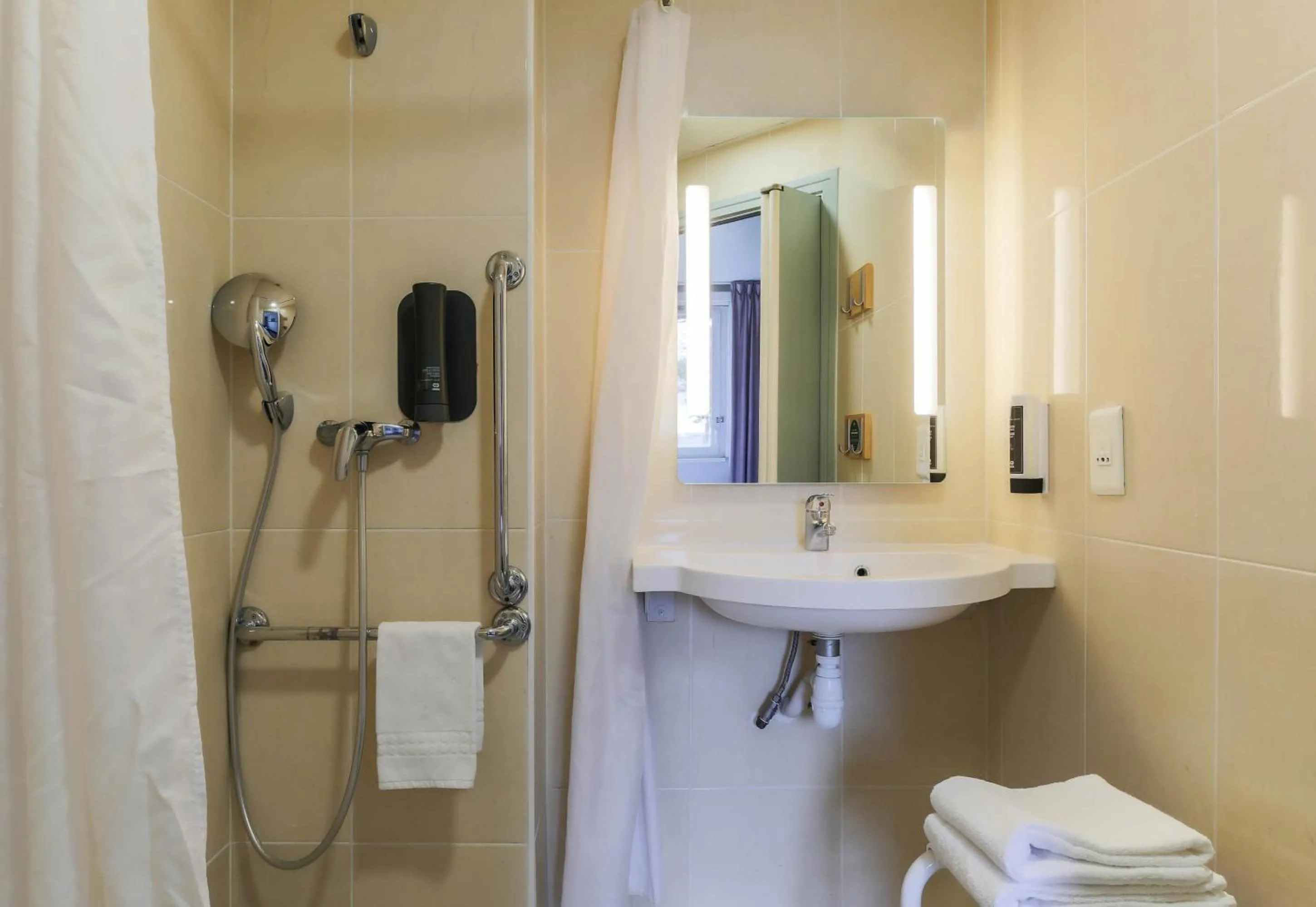 Bathroom in B&B HOTEL Metz Semécourt