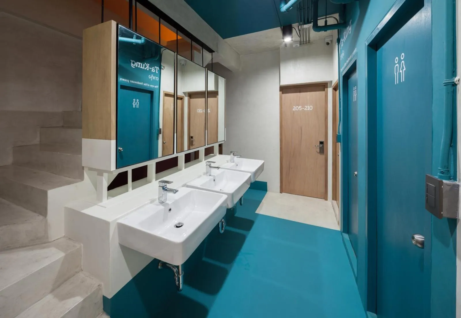 Toilet in BoB Hostel บ็อบโฮสเทล