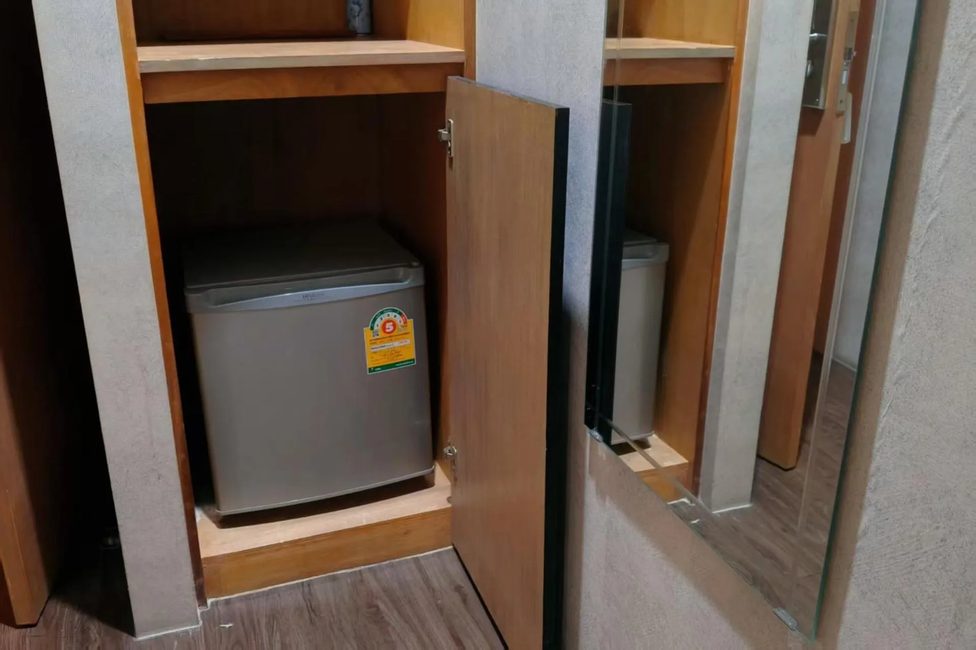 wardrobe in BoB Hostel บ็อบโฮสเทล