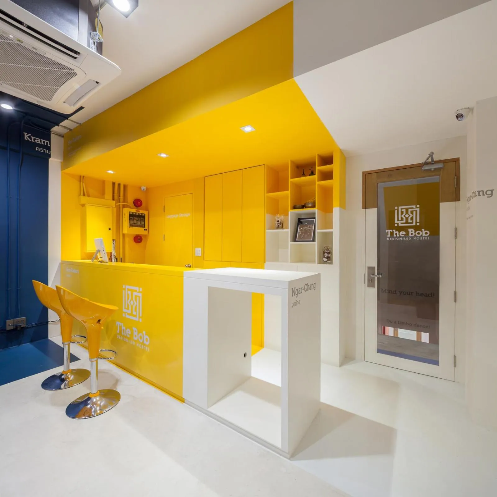 Communal lounge/ TV room in BoB Hostel บ็อบโฮสเทล