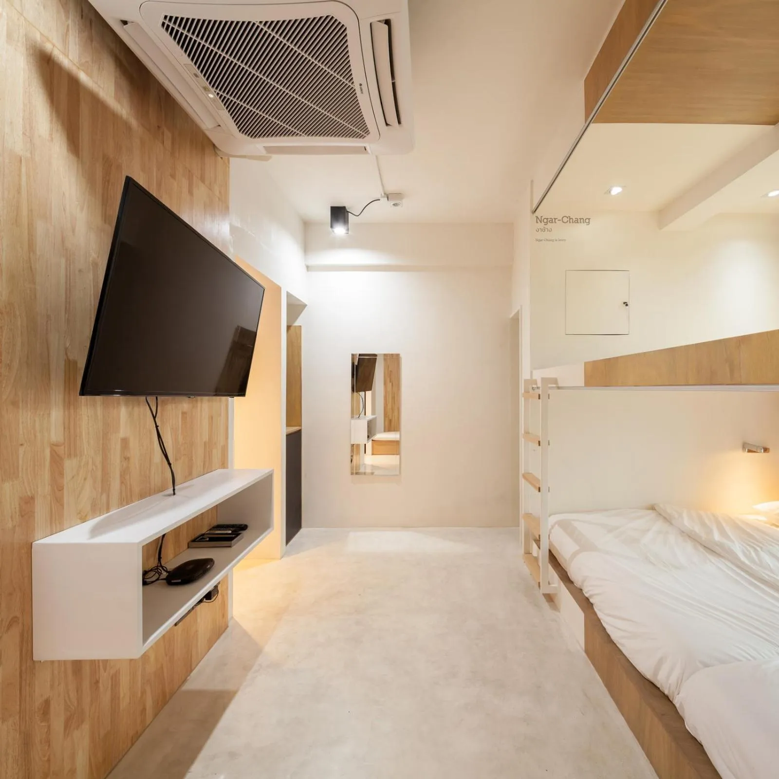 Communal lounge/ TV room, Bed in BoB Hostel บ็อบโฮสเทล