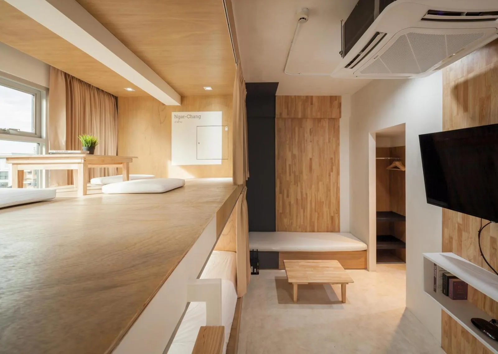 Communal lounge/ TV room in BoB Hostel บ็อบโฮสเทล