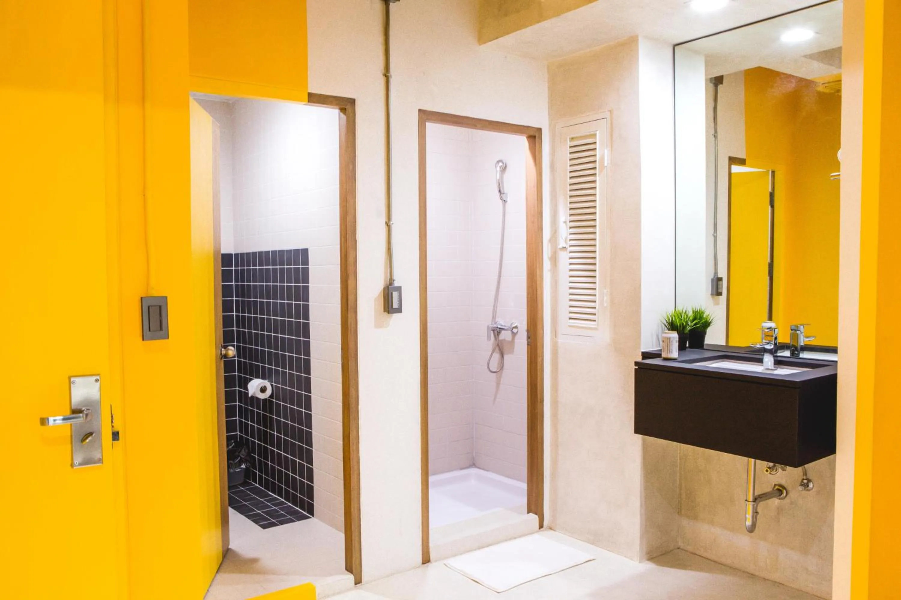 Shower in BoB Hostel บ็อบโฮสเทล