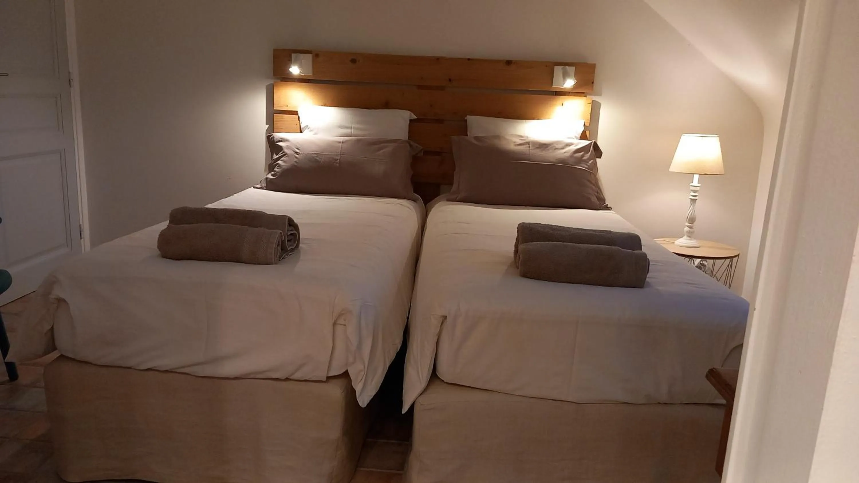 Bed in Les chambres du Manoir de Kerhel