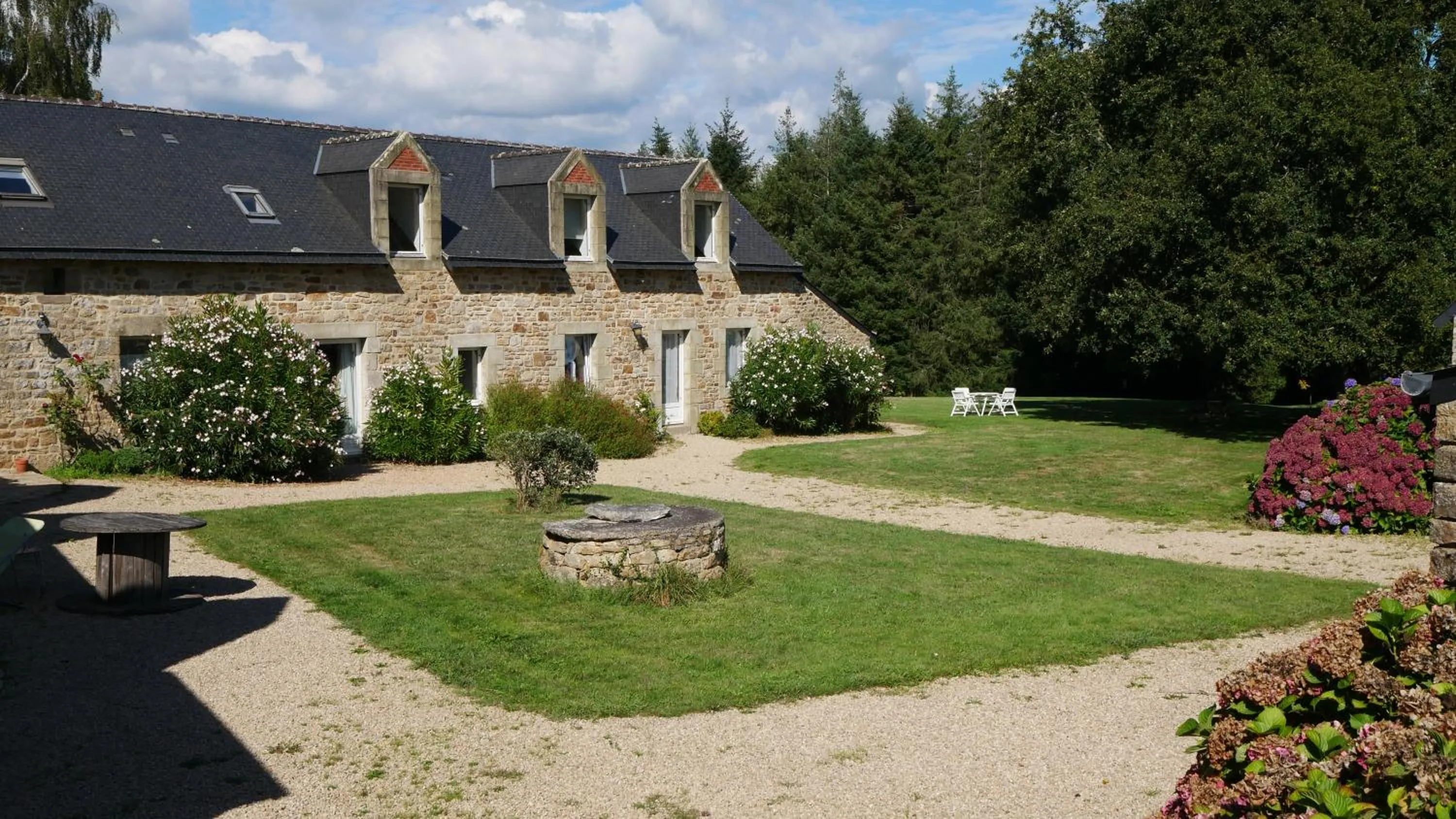 Property building in Les chambres du Manoir de Kerhel