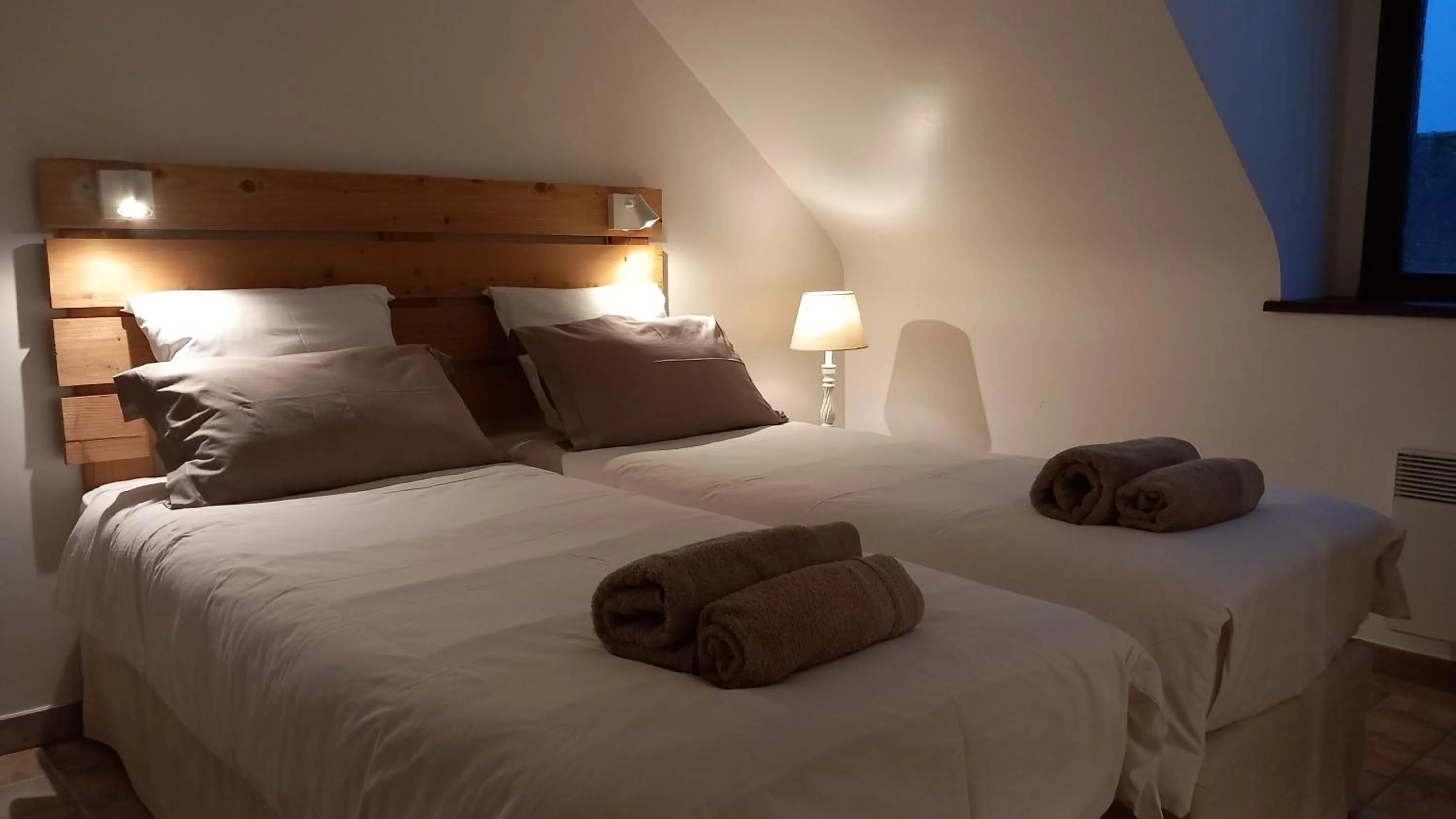 Bed in Les chambres du Manoir de Kerhel