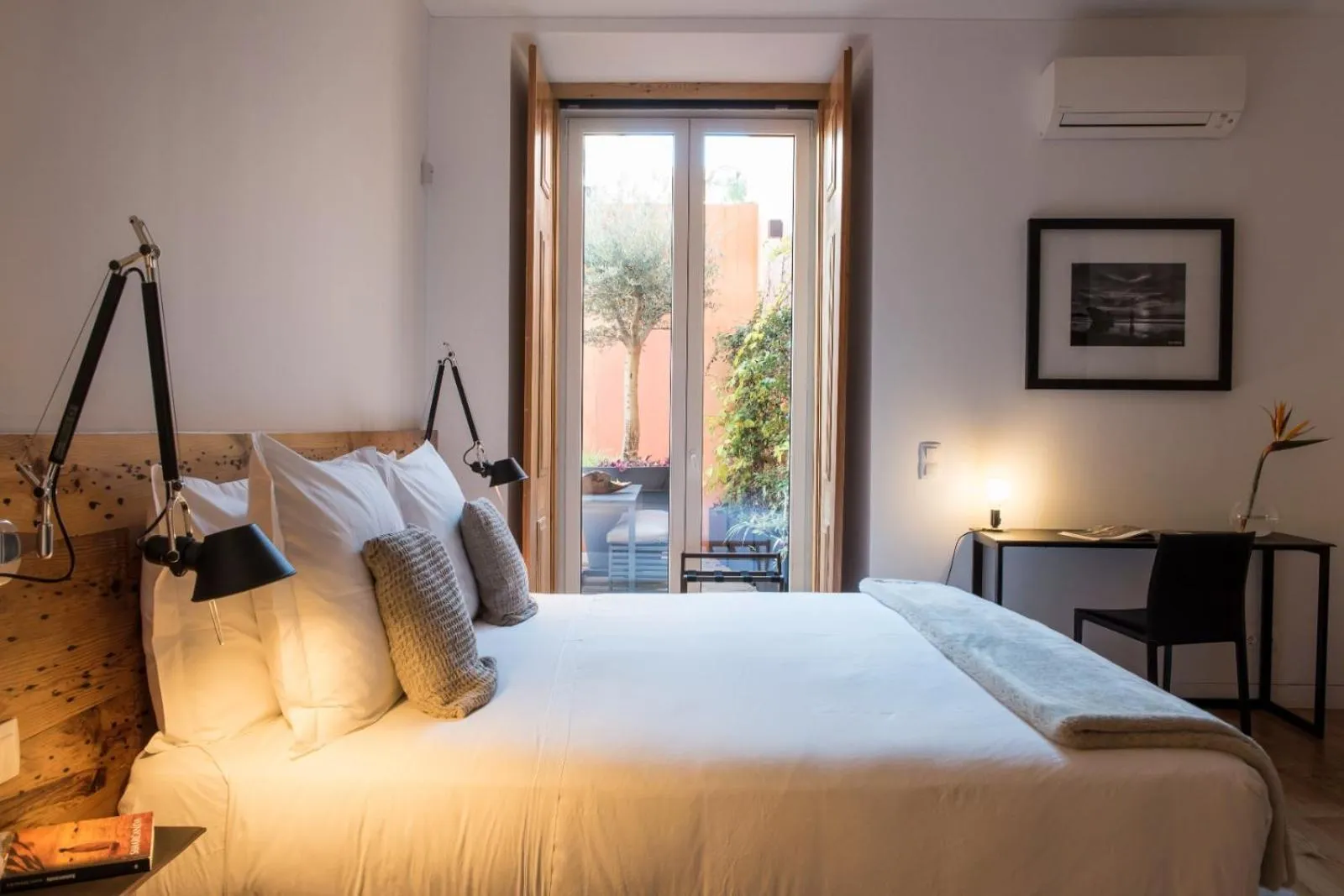 Bed in Flora Chiado Apartments