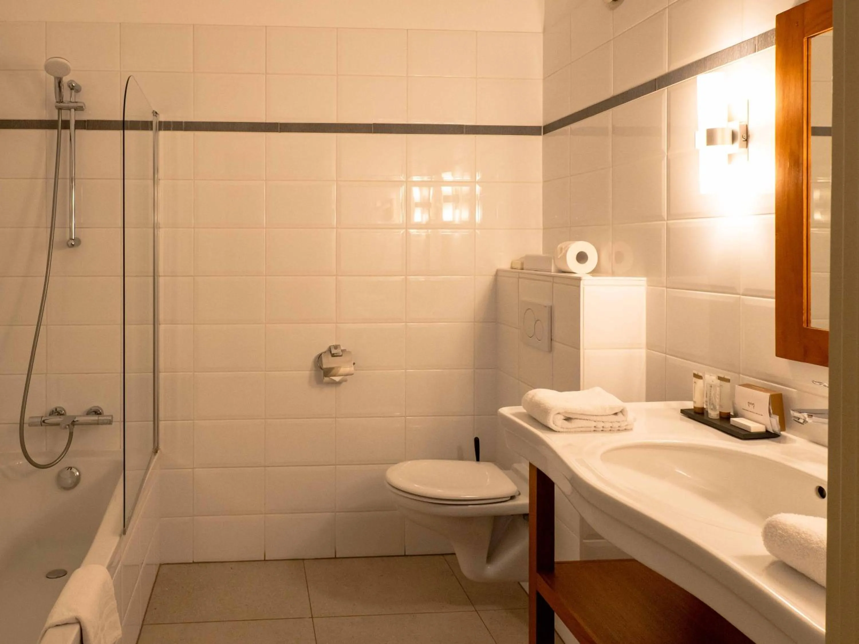 Shower in Ghent River Hotel