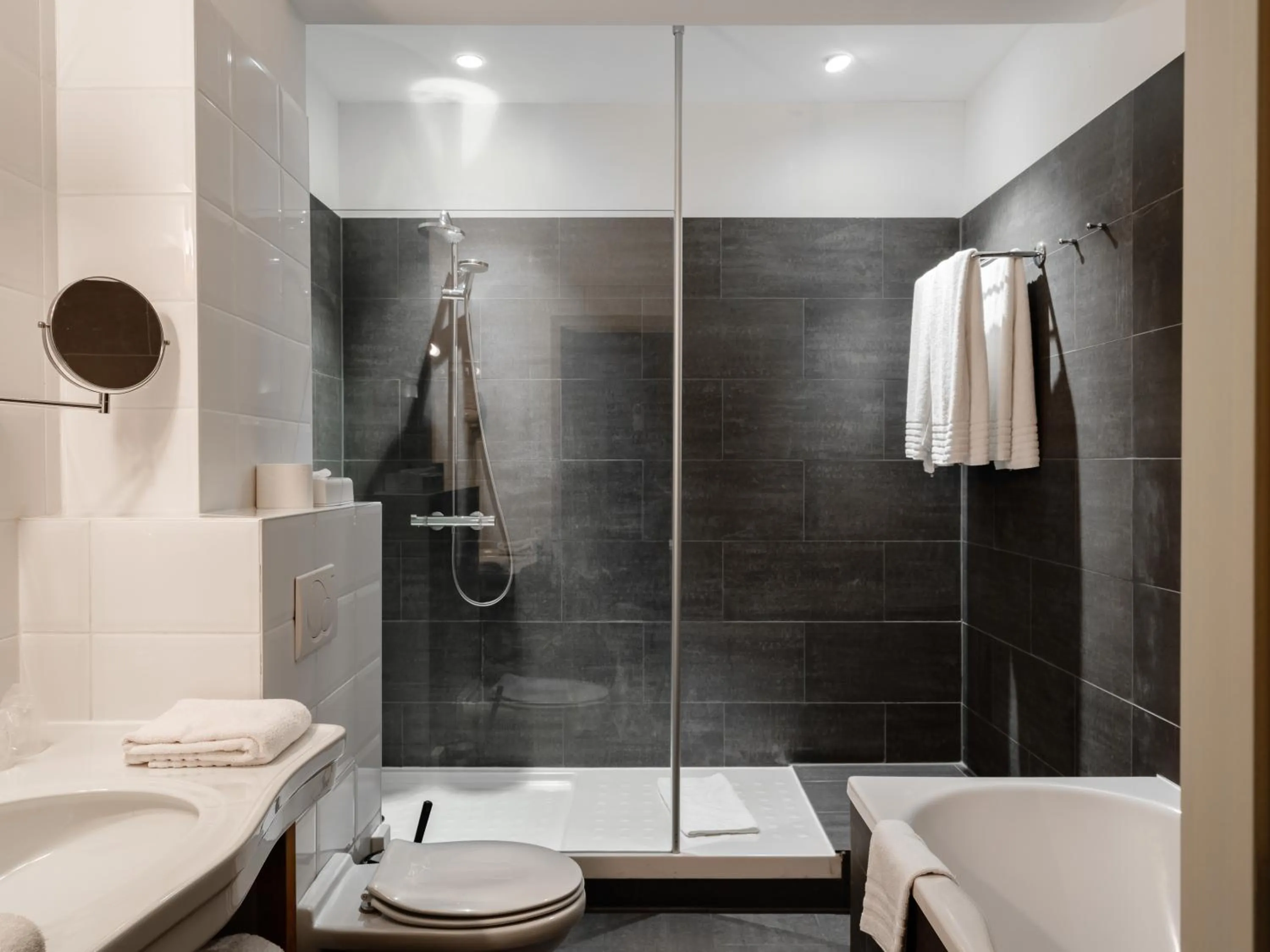 Shower in Ghent River Hotel