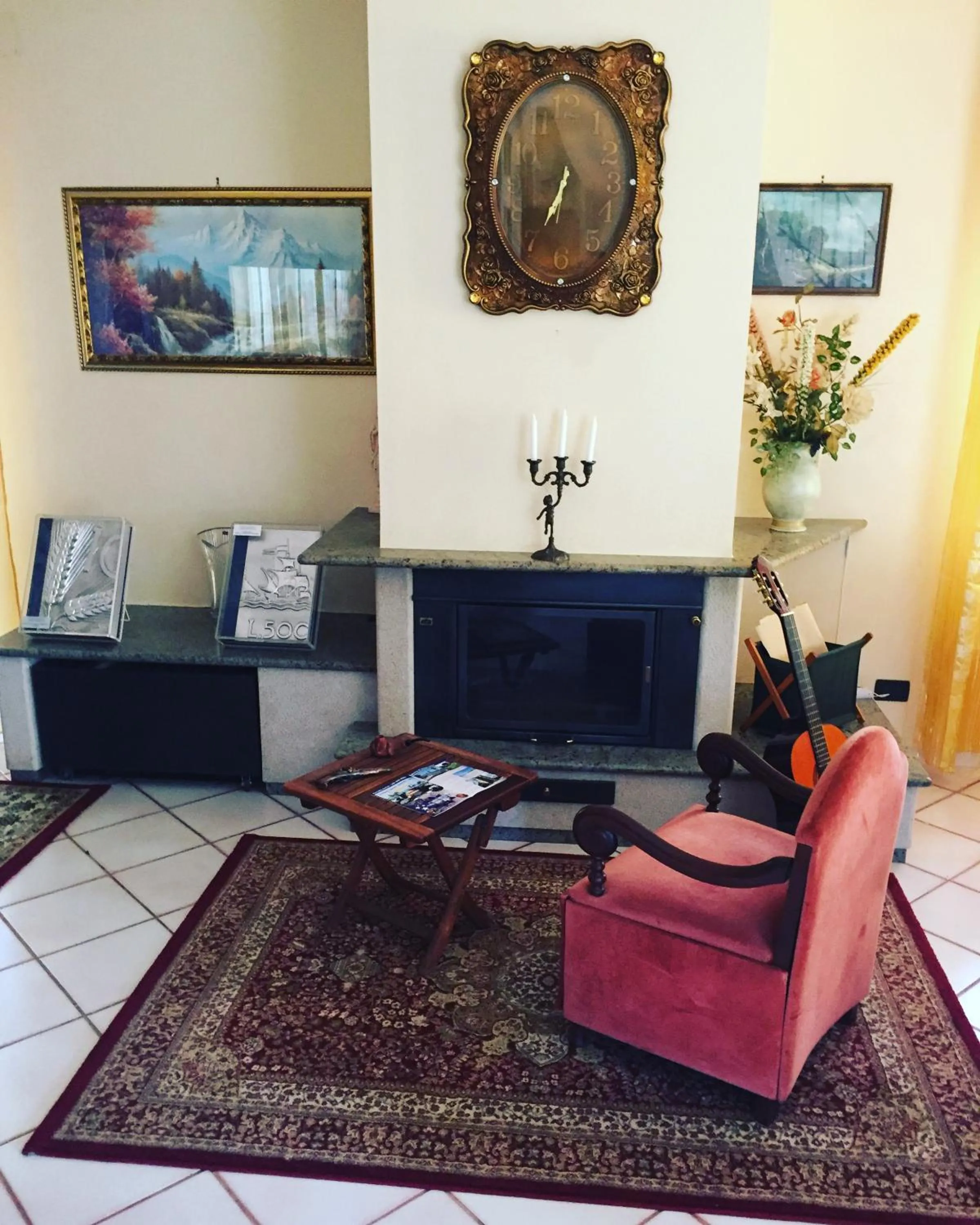 Communal lounge/ TV room in B&B Villa dei Fiori