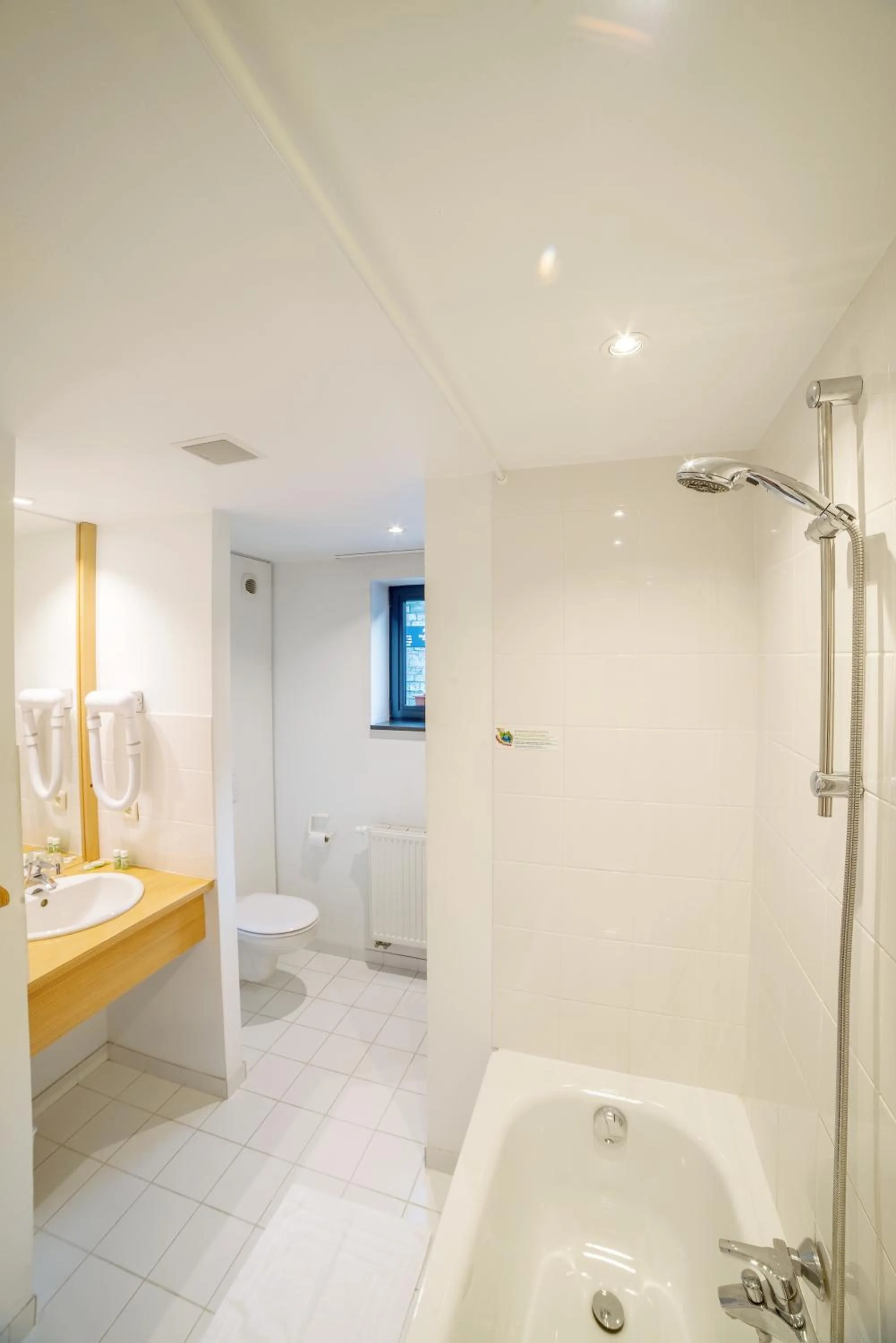 Shower in Hôtel Val de Poix- Logis Hôtel Restaurant