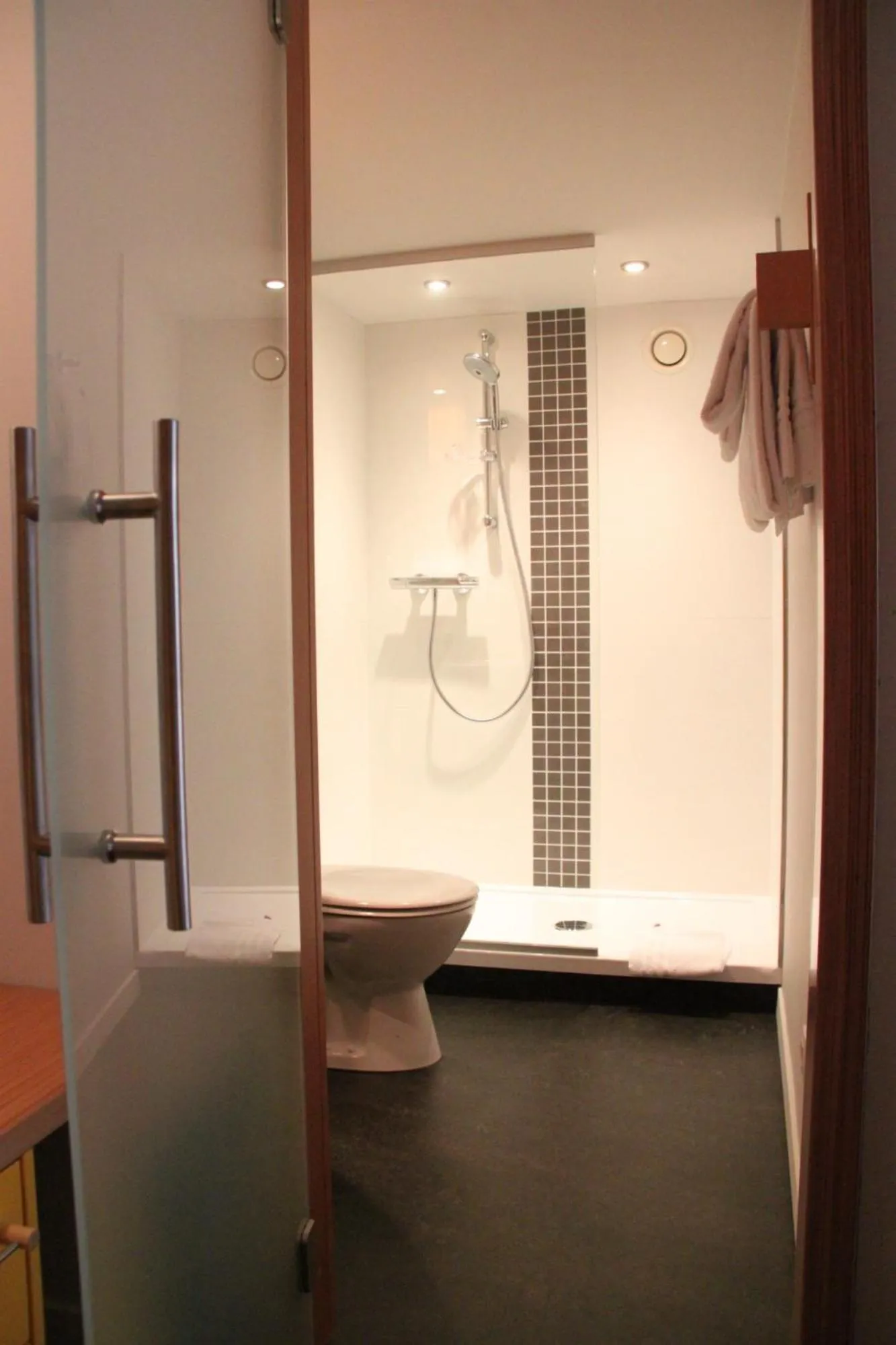 Bathroom in Hôtel Val de Poix- Logis Hôtel Restaurant