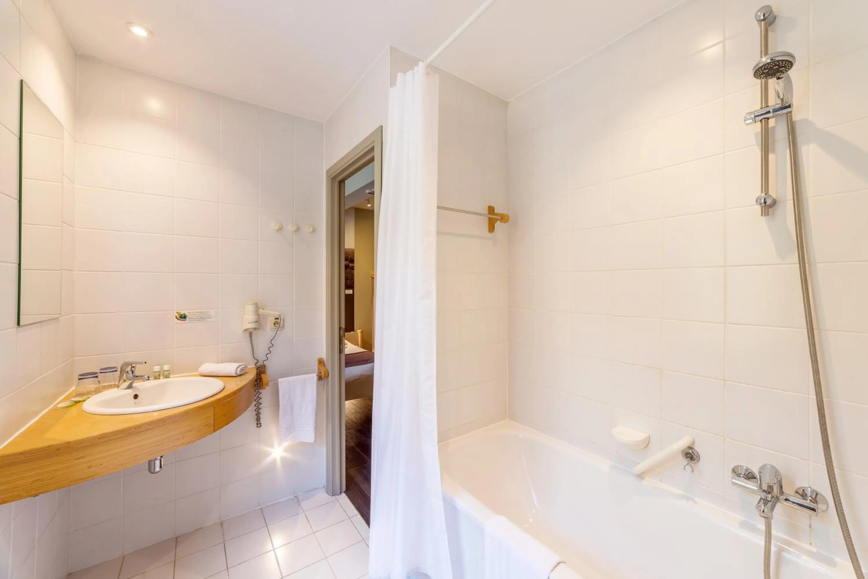 Shower in Hôtel Val de Poix- Logis Hôtel Restaurant