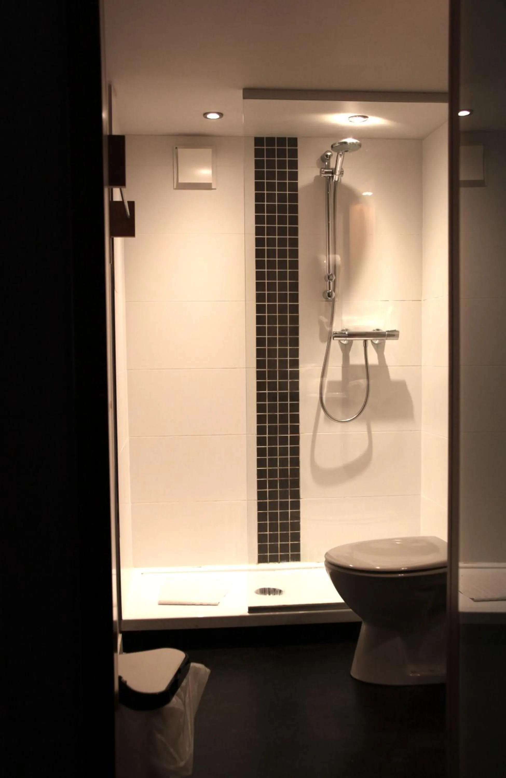 Bathroom in Hôtel Val de Poix- Logis Hôtel Restaurant