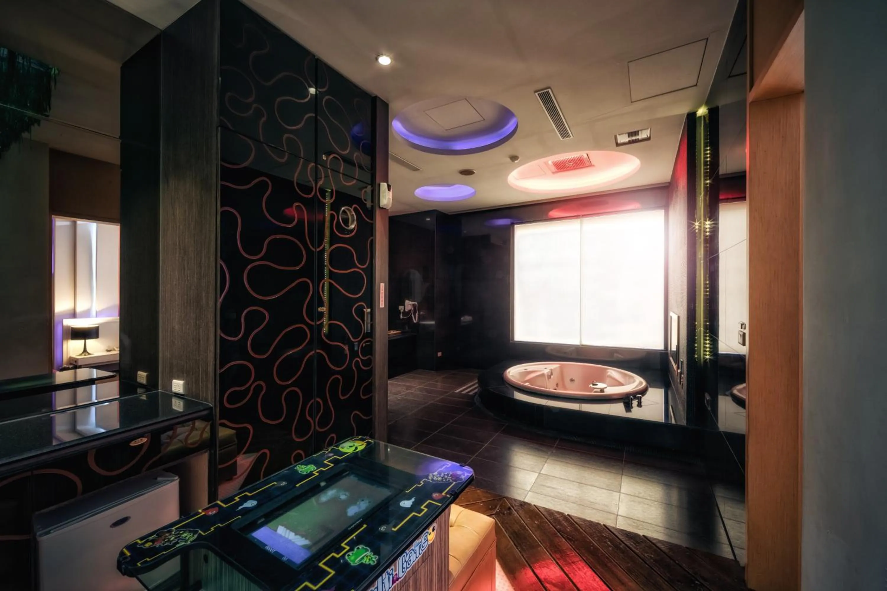 Bathroom, Bed in Bali Motel - Zhongli