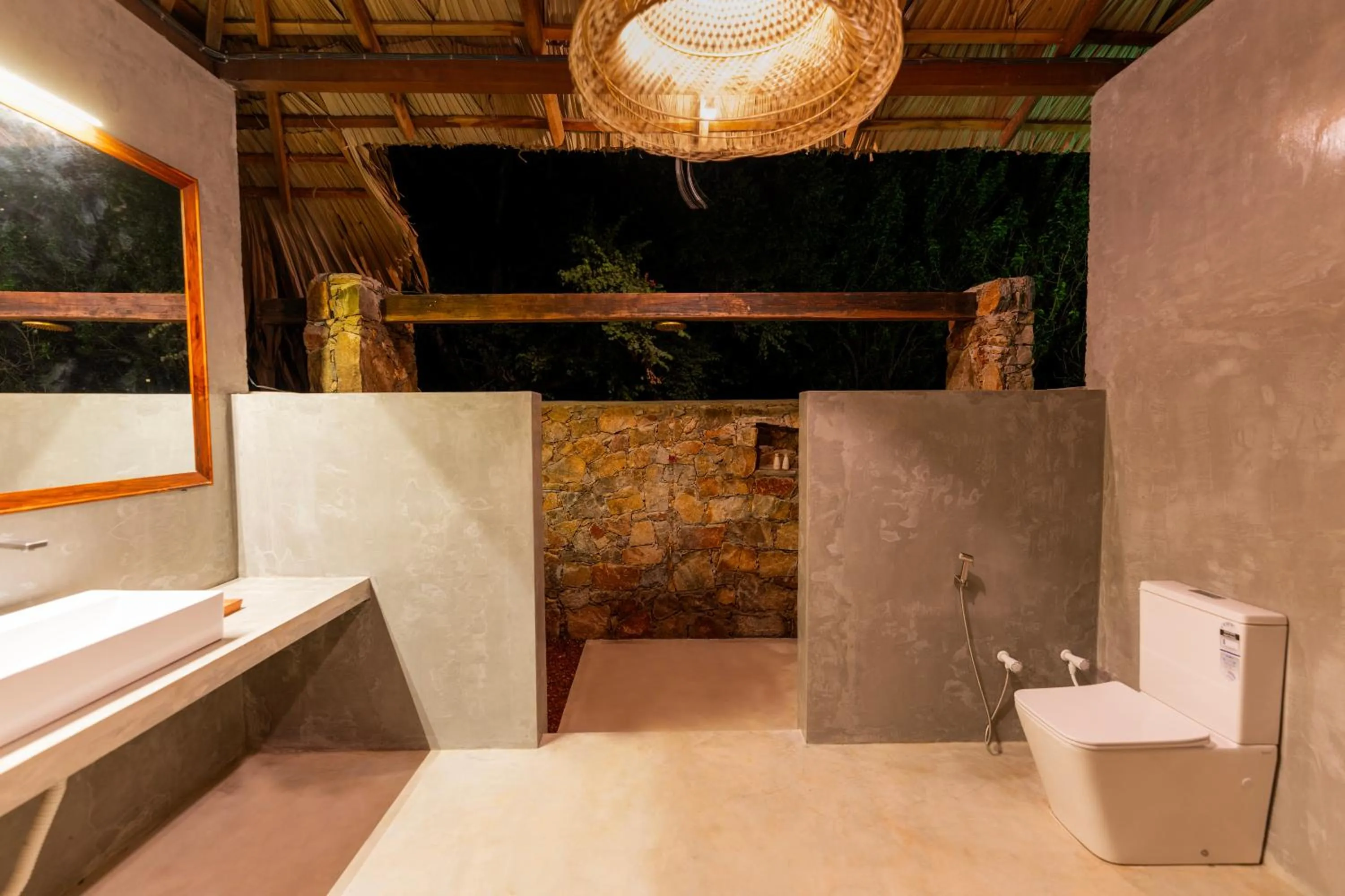 Shower in Yakaduru - Yala