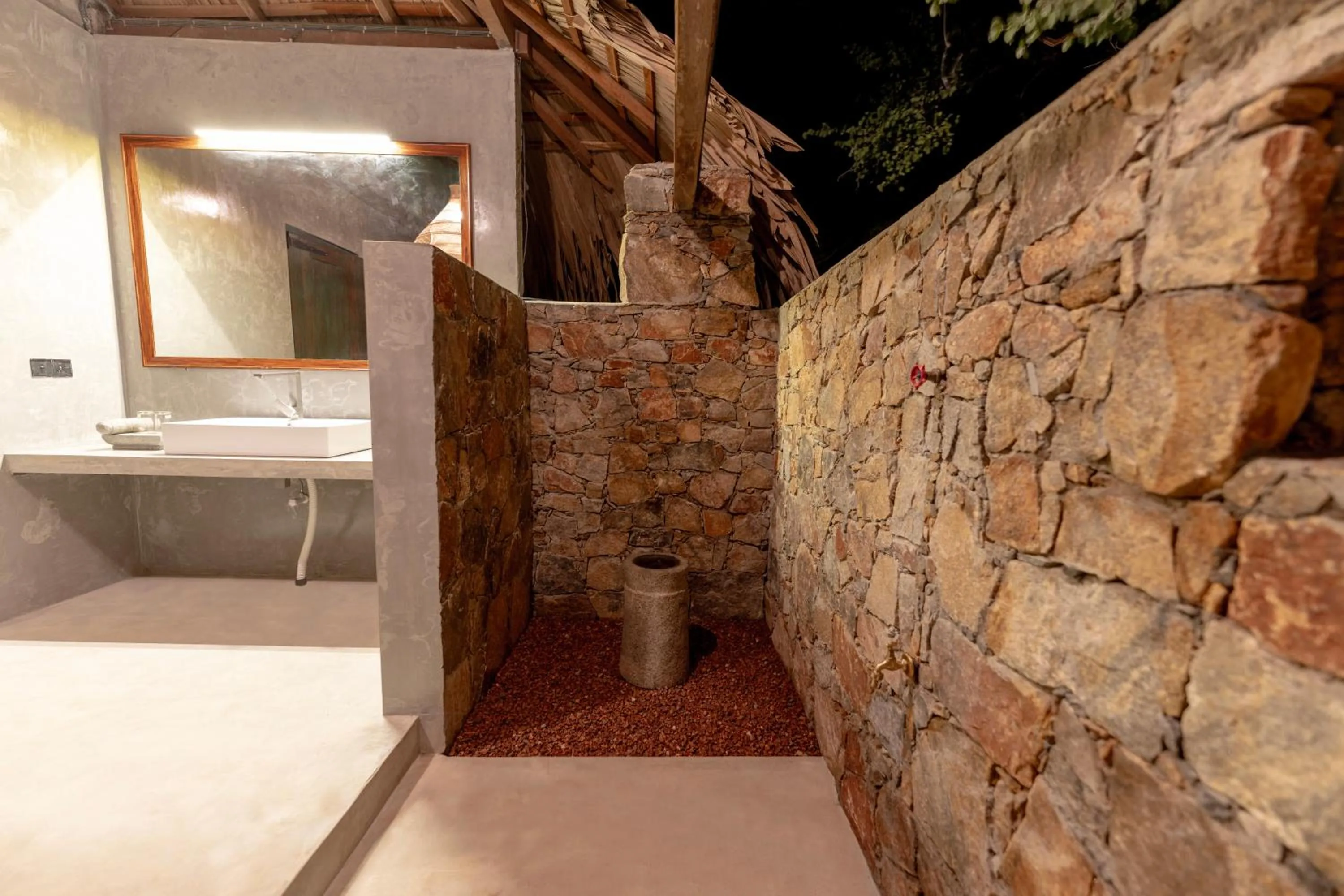 Shower in Yakaduru - Yala