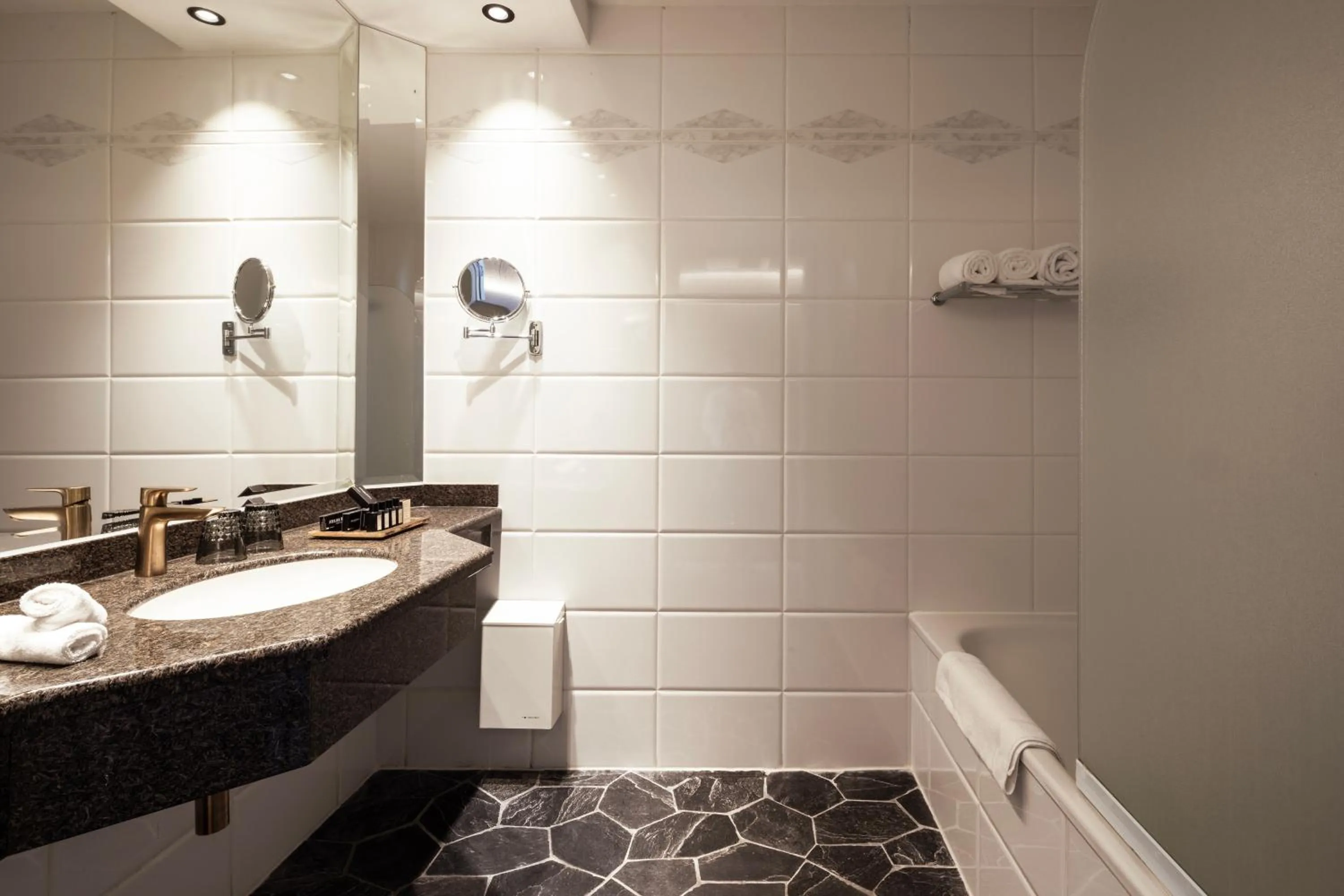 Family Room with Sea View - Pet Free Room in Hotel Beach Palace by CW Hotel Collection