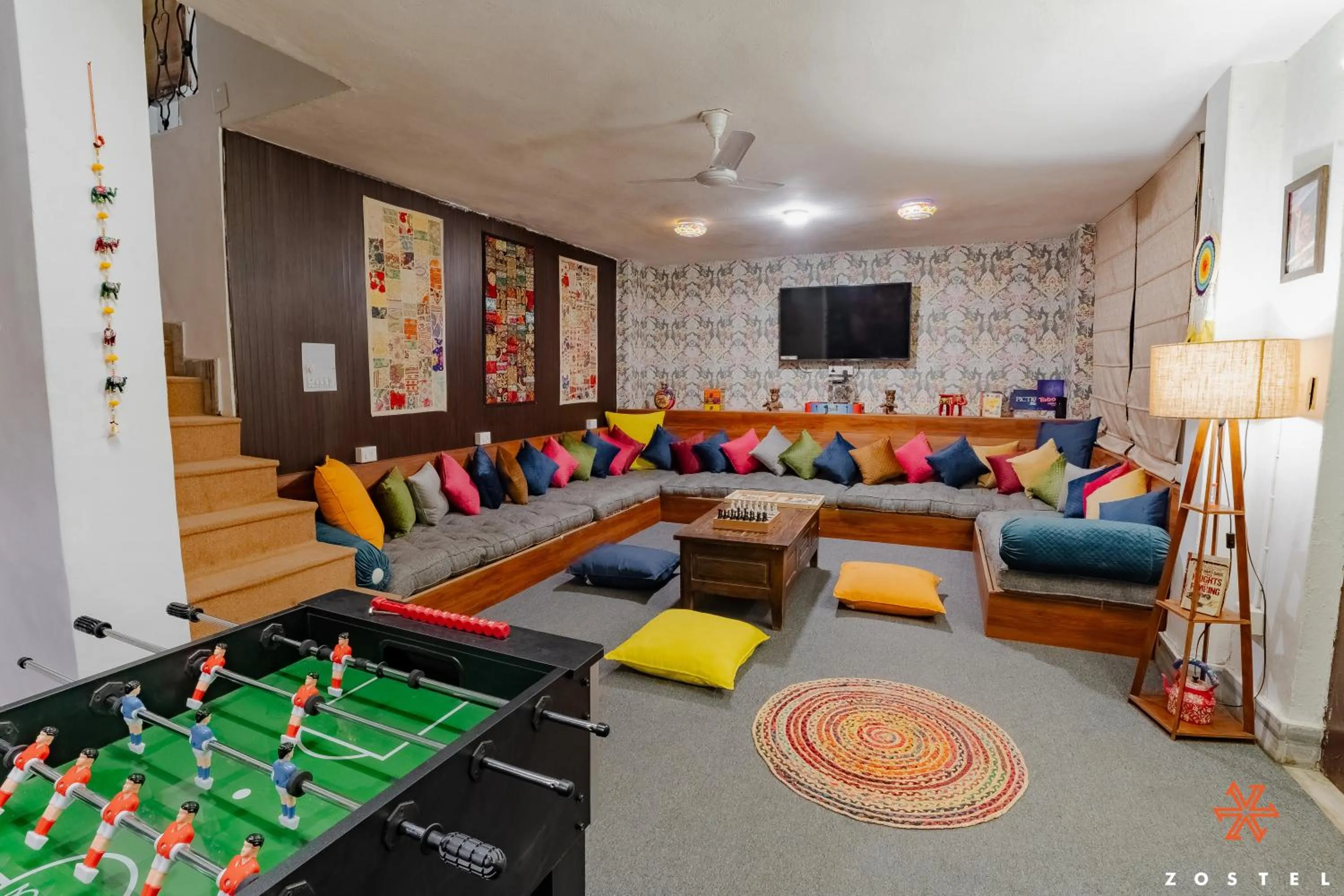 Communal lounge/ TV room in Zostel Udaipur
