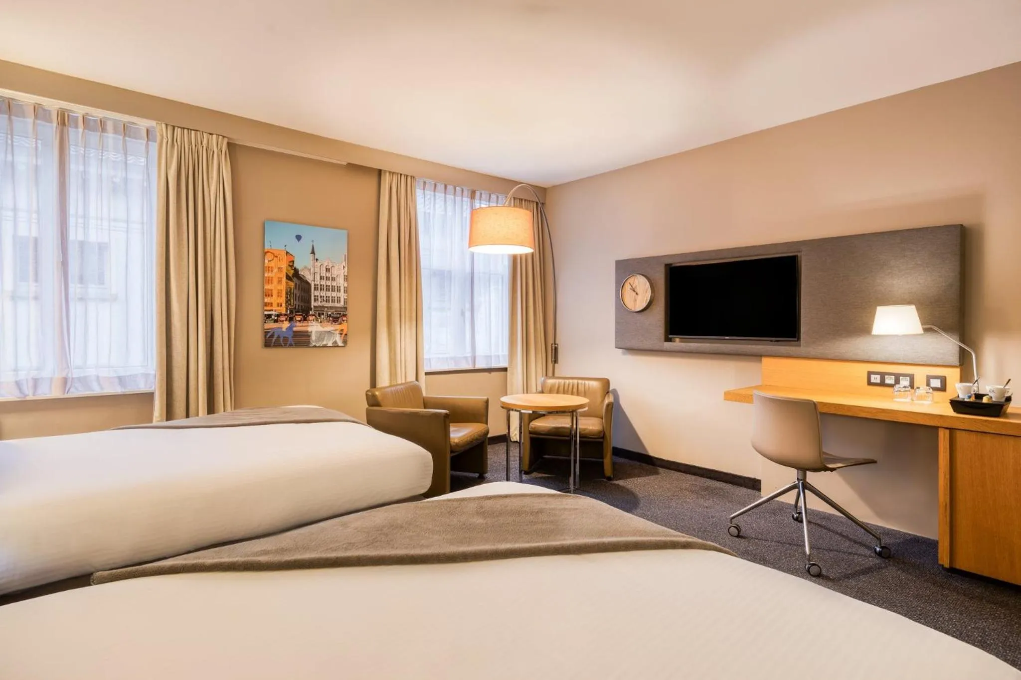 Photo of the whole room, Bed in Crowne Plaza Hotel Brugge by IHG