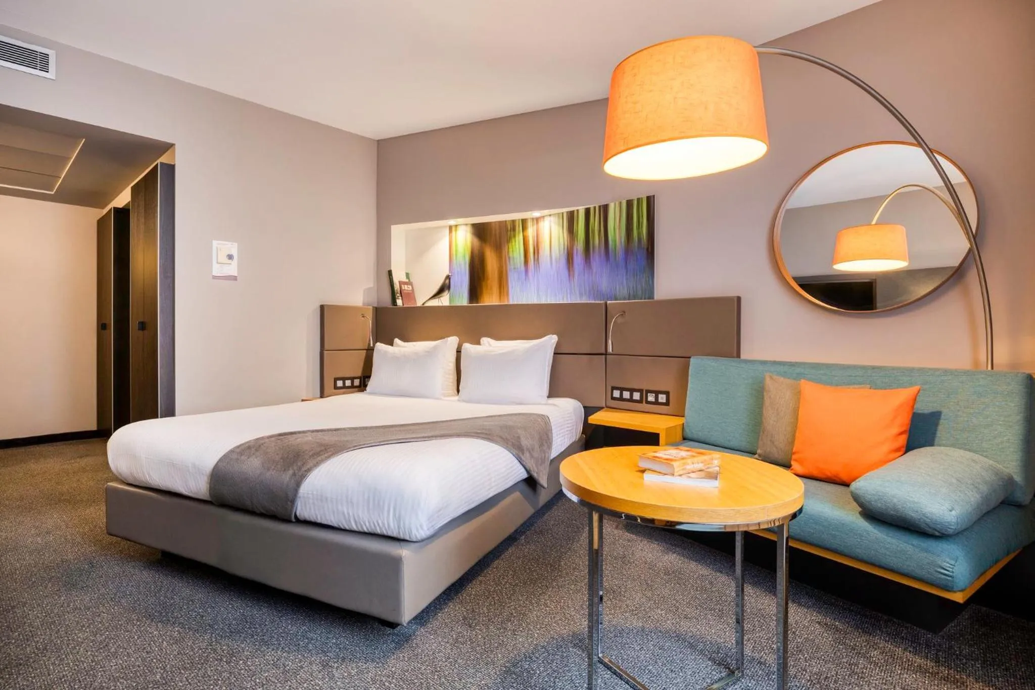 Photo of the whole room, Bed in Crowne Plaza Hotel Brugge by IHG