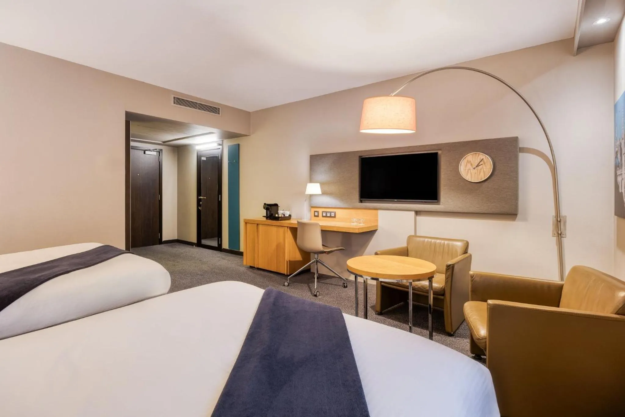 Photo of the whole room, Bed in Crowne Plaza Hotel Brugge by IHG