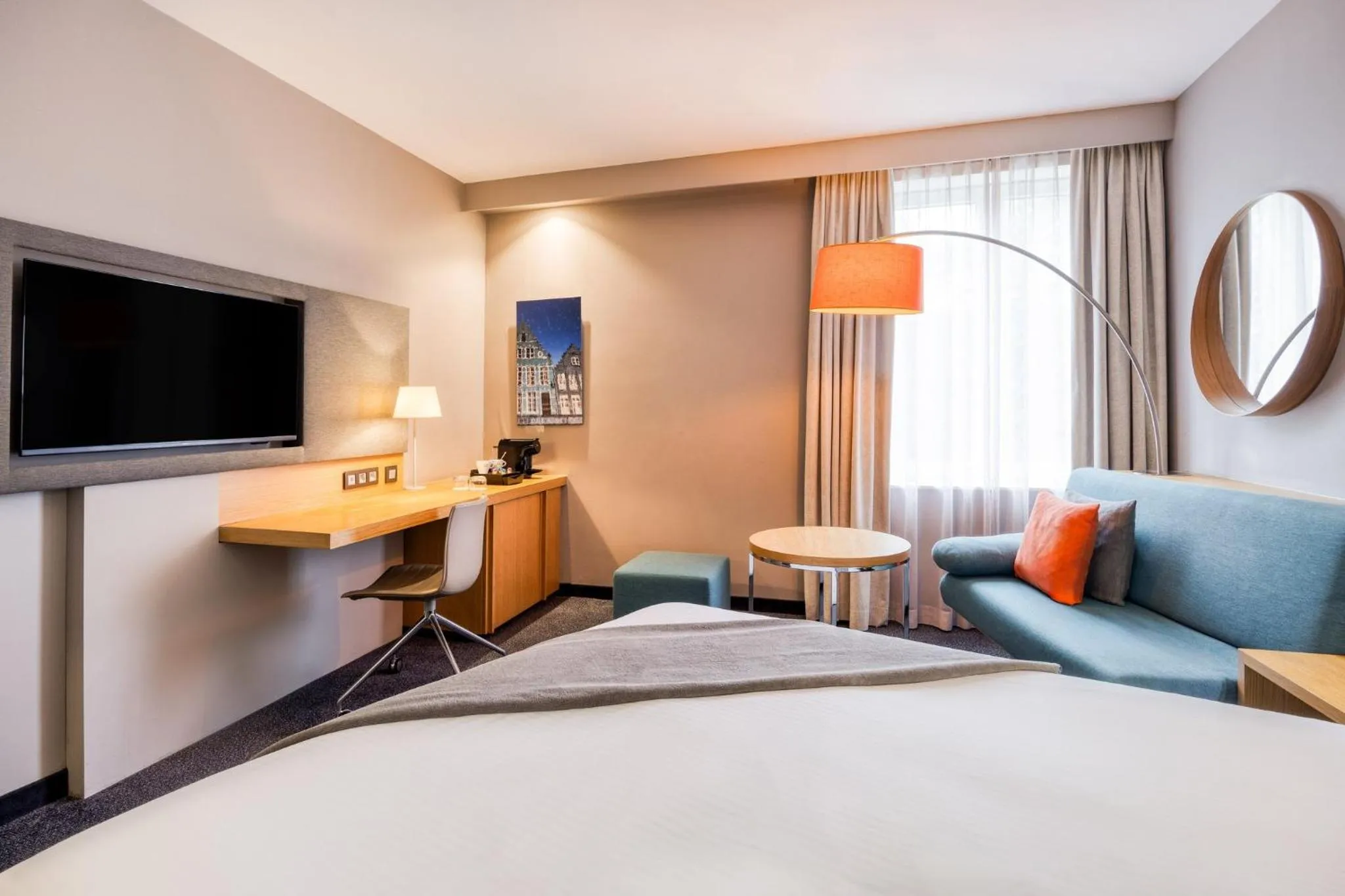 Photo of the whole room, Bed in Crowne Plaza Hotel Brugge by IHG