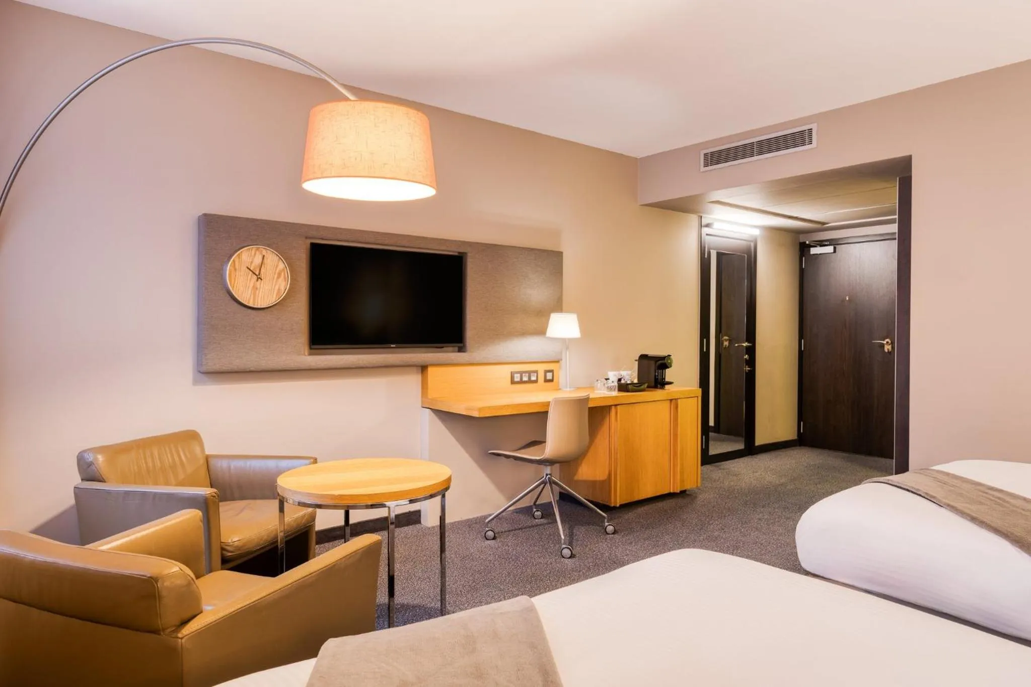 Photo of the whole room, Bed in Crowne Plaza Hotel Brugge by IHG