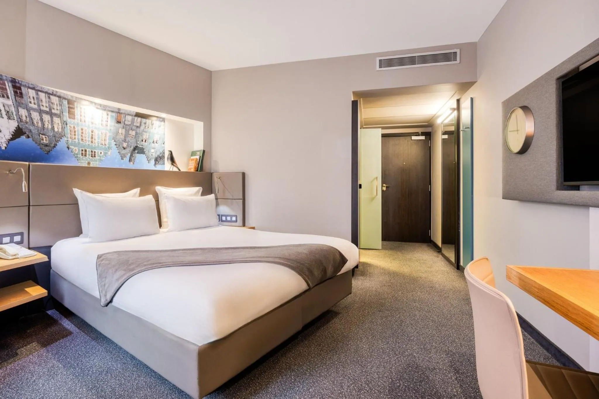 Photo of the whole room, Bed in Crowne Plaza Hotel Brugge by IHG