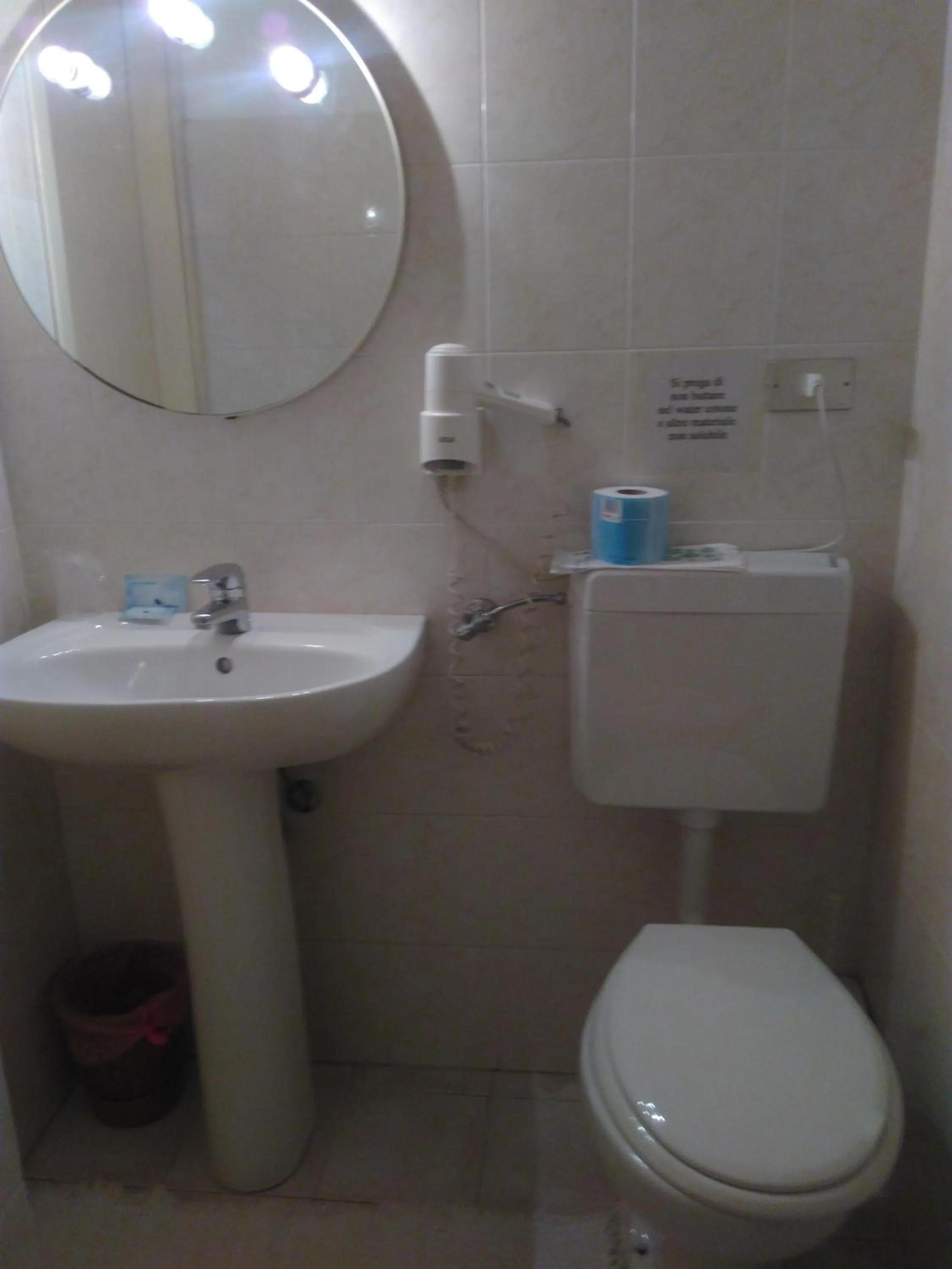 Bathroom in Albergo Bandoni